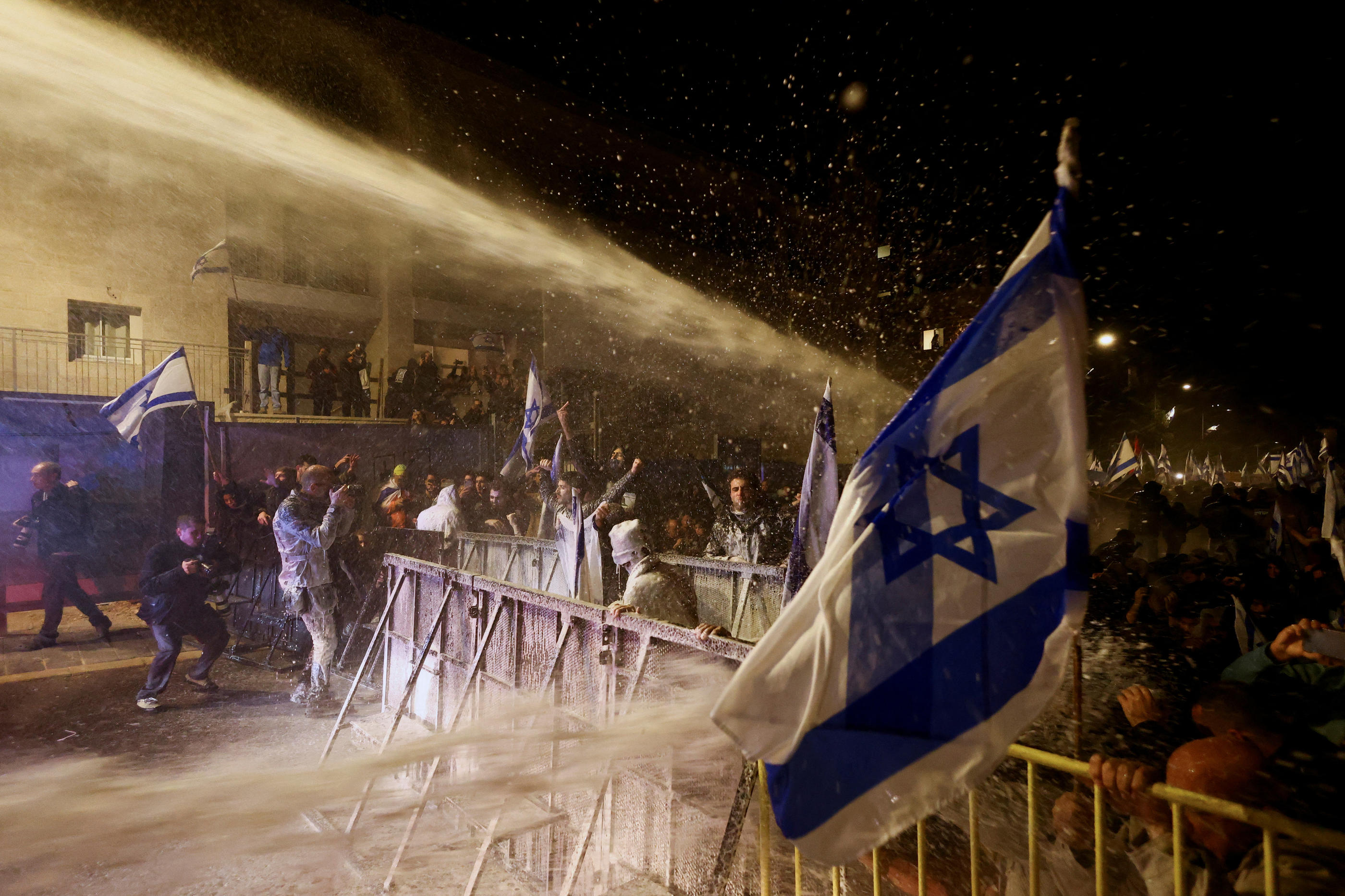 Jerusalem (Israël), dimanche. Les forces de l'ordre utilisent un canon à eau contre des manifestants. Reuters/Ronen Zvulun