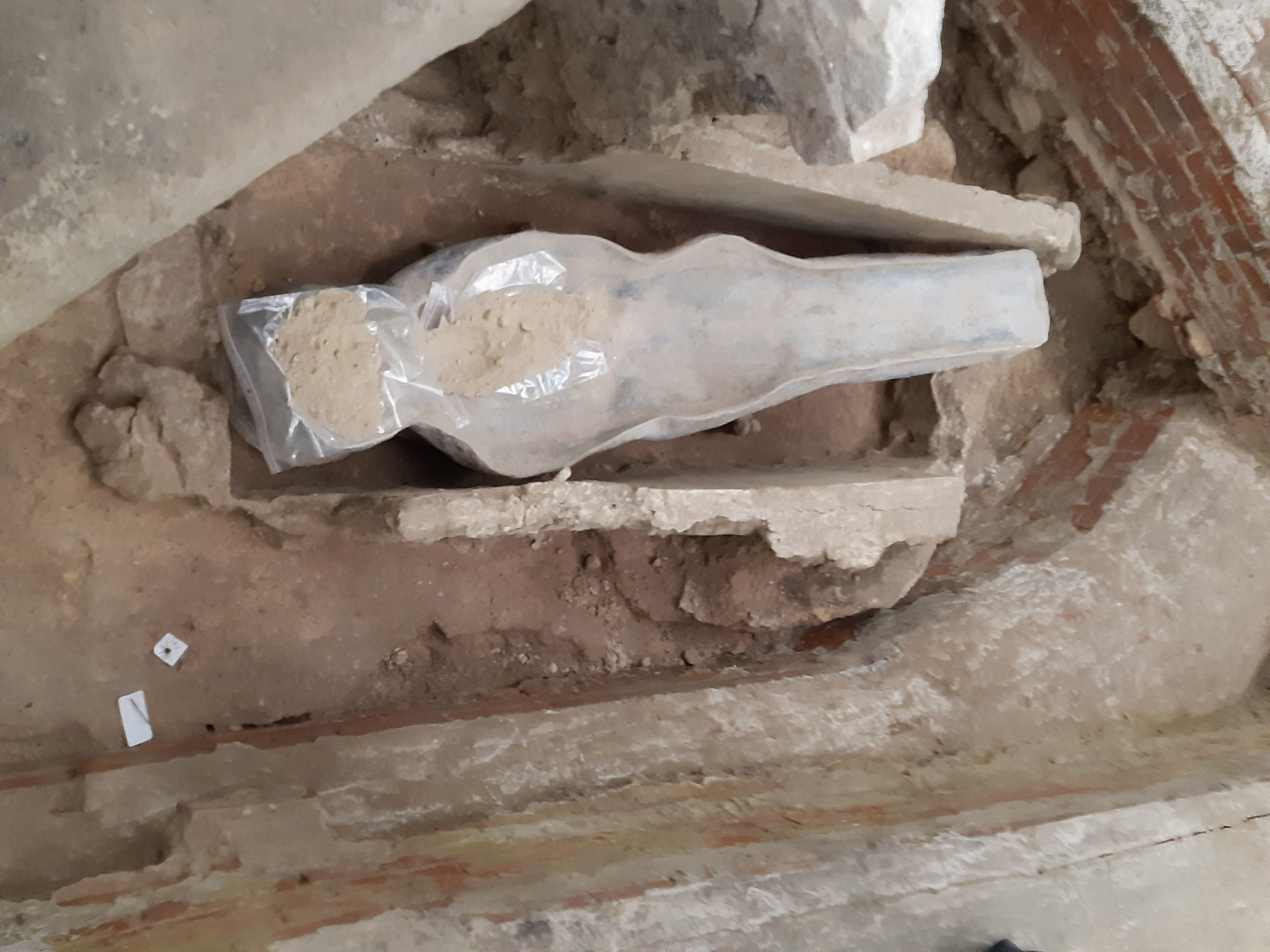 Paris, ce mardi. Ce sarcophage anthropomorphe en plomb, découvert dans le sol de Notre-Dame de Paris (IVe), date probablement du XIVe siècle. LP/Philippe Baverel