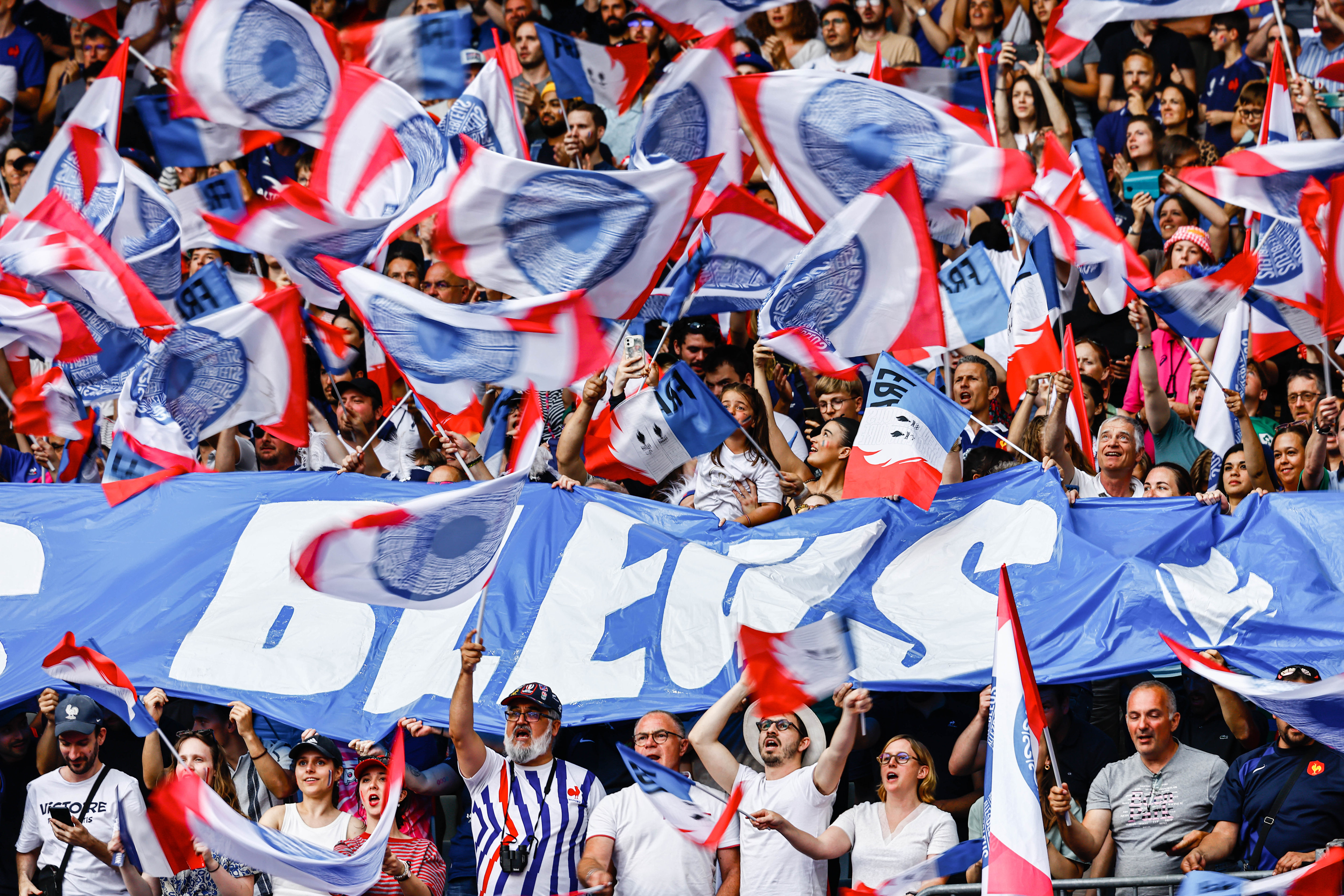 Plongés dans une ambiance de folie au Stade de France dès leur premier jour de compétition, les Bleus du rugby à 7, finalement victorieux, ont mis un peu de temps à s'adapter à cette atmosphère nouvelle pour eux. Photo : LP / Olivier Corsan