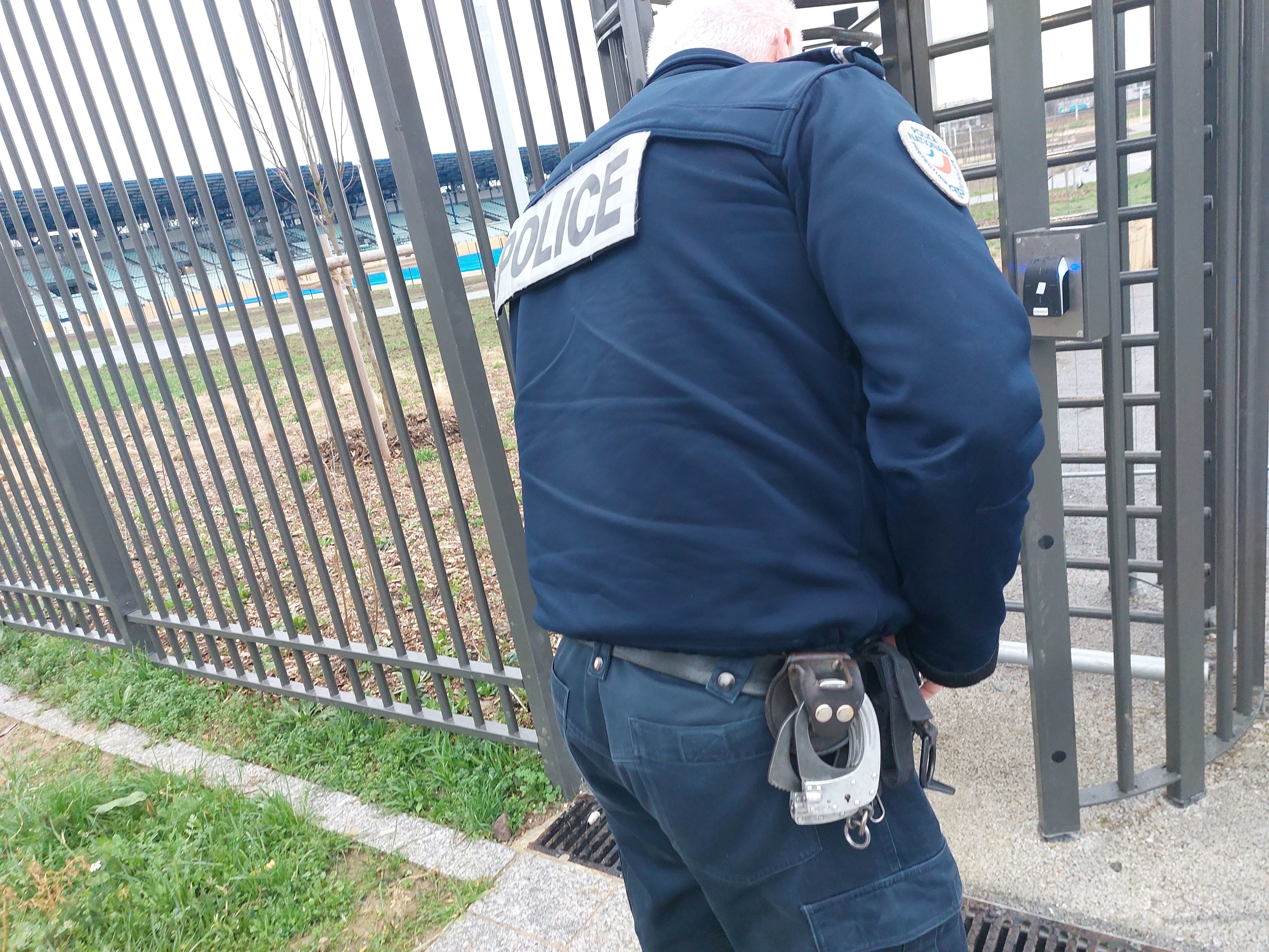 Colombes (Hauts-de-Seine), le 9 février. La patrouille de police passe par le stade Yves-du-Manoir pour vérifier qu'il n' y a pas eu d'intrusions ou de dégradations. LP/Nicolas Goinard