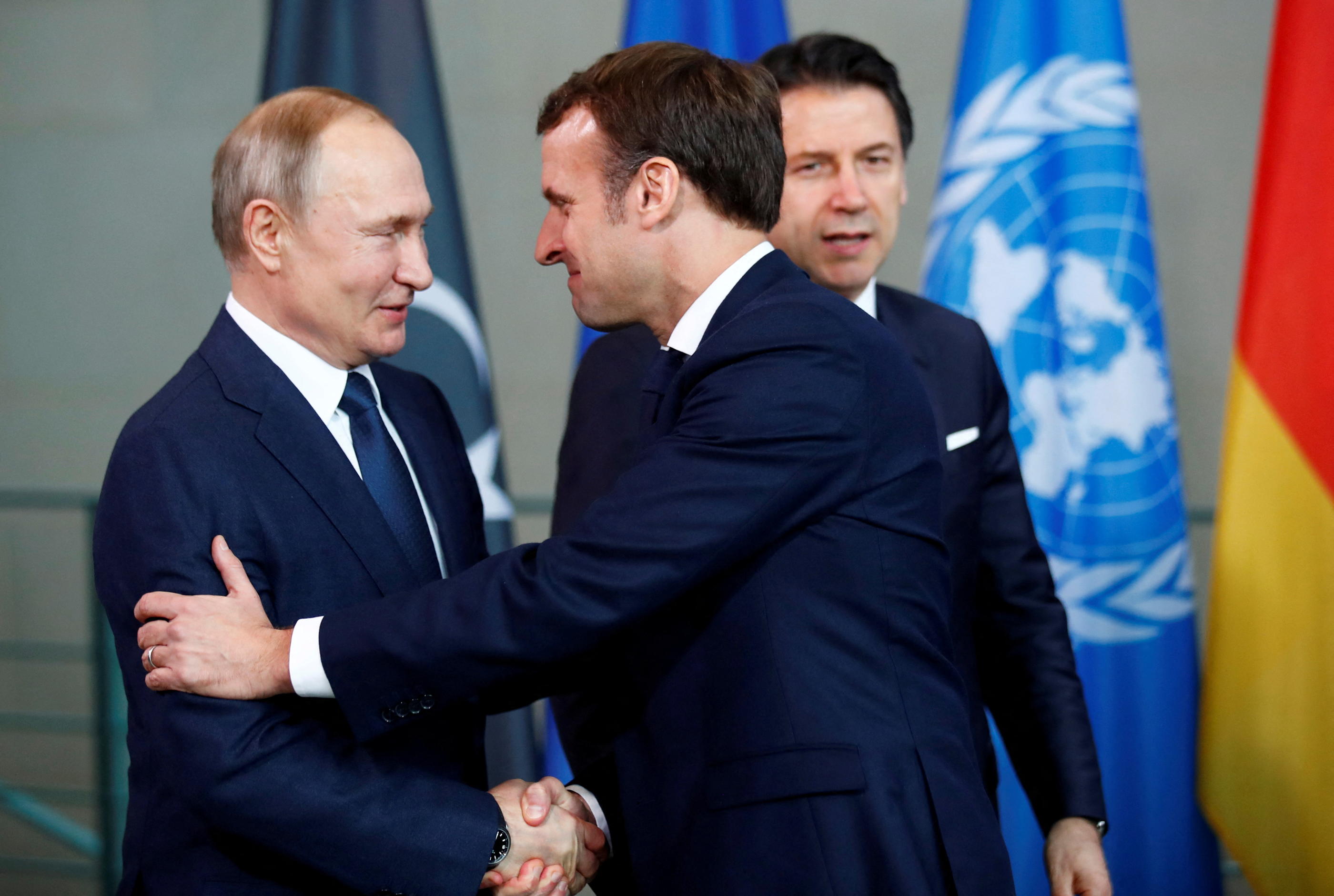 Vladimir Poutine et Emmanuel Macron à Berlin, en Allemagne, le 19 janvier 2020, lors d'un sommet sur la Libye. REUTERS/Hannibal Hanschke