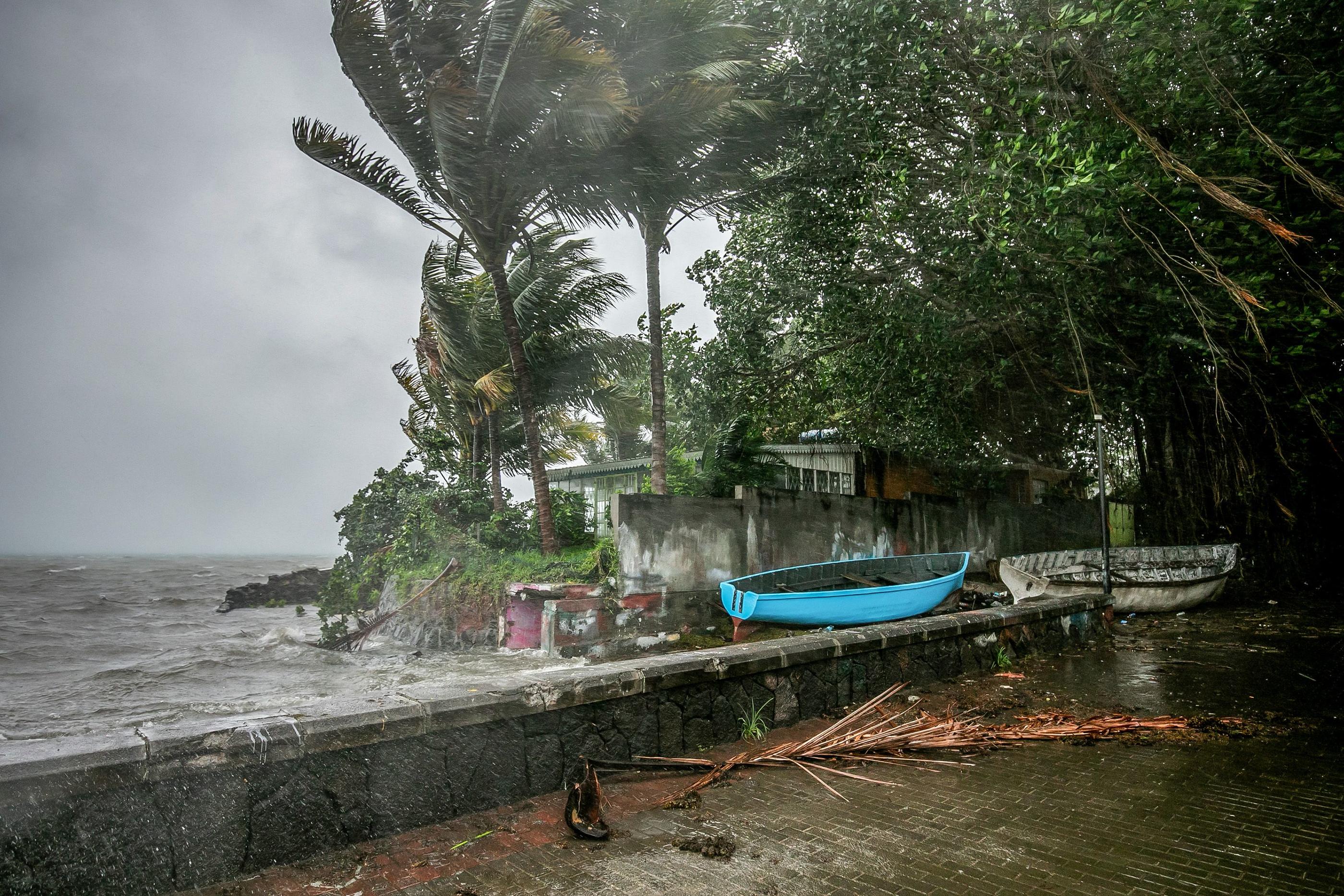 Traversée d’un bout à l’autre par un cyclone tropical mi-janvier, du jamais-vu depuis trente ans, La Réunion avait été placée en vigilance violette. AFP / Laura Morosoli