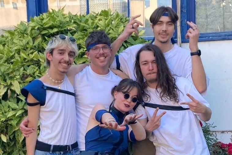 Matthieu (à g.), Hugo, Johan et Tom encadrent Margot, la chanteuse du groupe Sanaza. Grâce au Tremplin Première Seine, ces jeunes seine-et-marnais ont gagné leur place pour se produire en août prochain au prestigieux festival Rock en Seine à Saint-Cloud (Hauts-de-Seine). DR