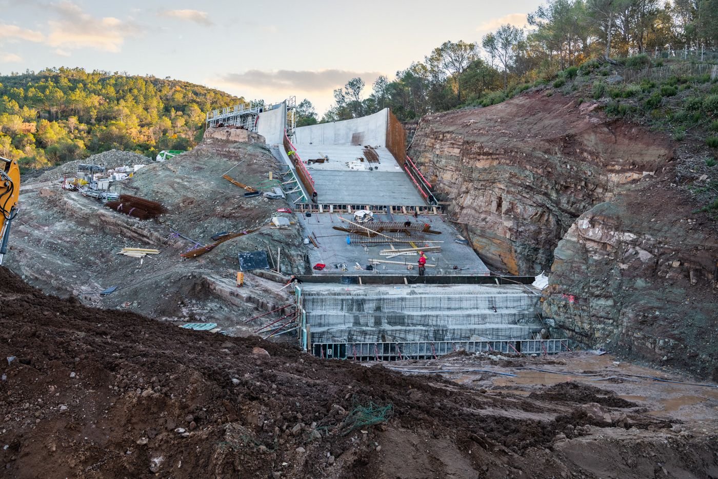 À Saint-Raphaël, le terrassement du futur barrage se poursuit à flanc de colline. DR