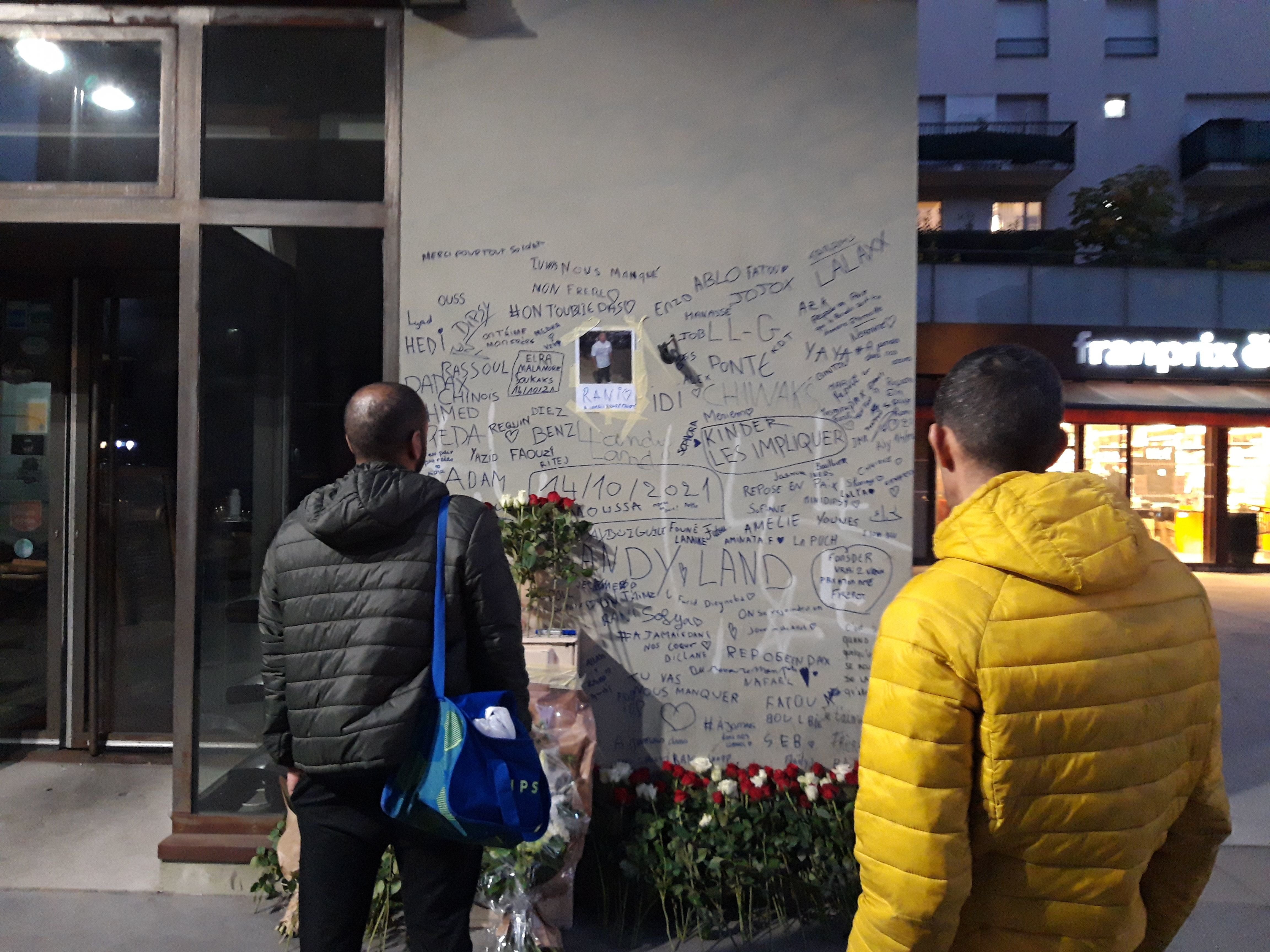 Aubervilliers (Seine-Saint-Denis), le 15 octobre 2021. Le mur devant lequel est tombé Ghani avait été couvert d'hommages et de bouquets de roses. LP/Nathalie Revenu