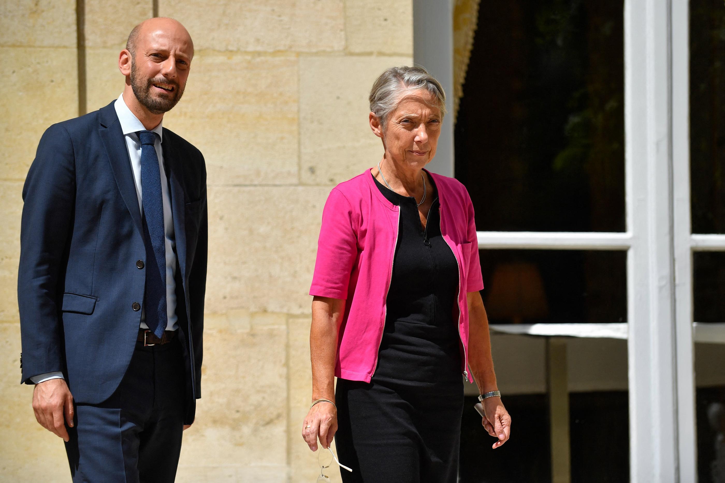 Elisabeth Borne rencontre Emmanuel Macron pour échanger au sujet du remaniement. AFP/JULIEN DE ROSA