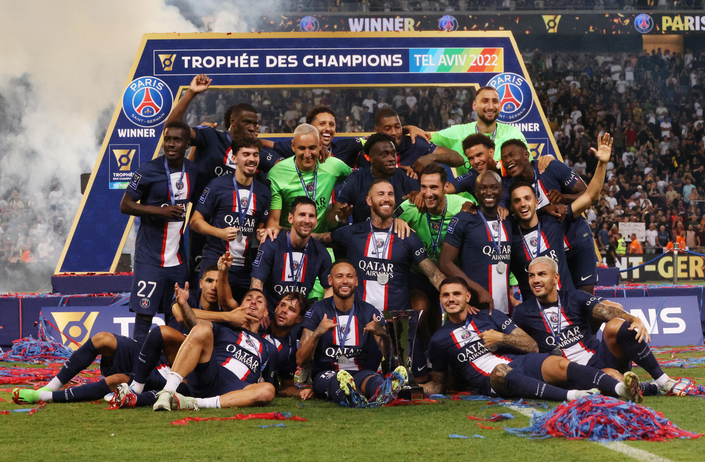 Orchamps-Vennes  Fête du foot. La réplique du trophée de la Ligue des  champions à gagner