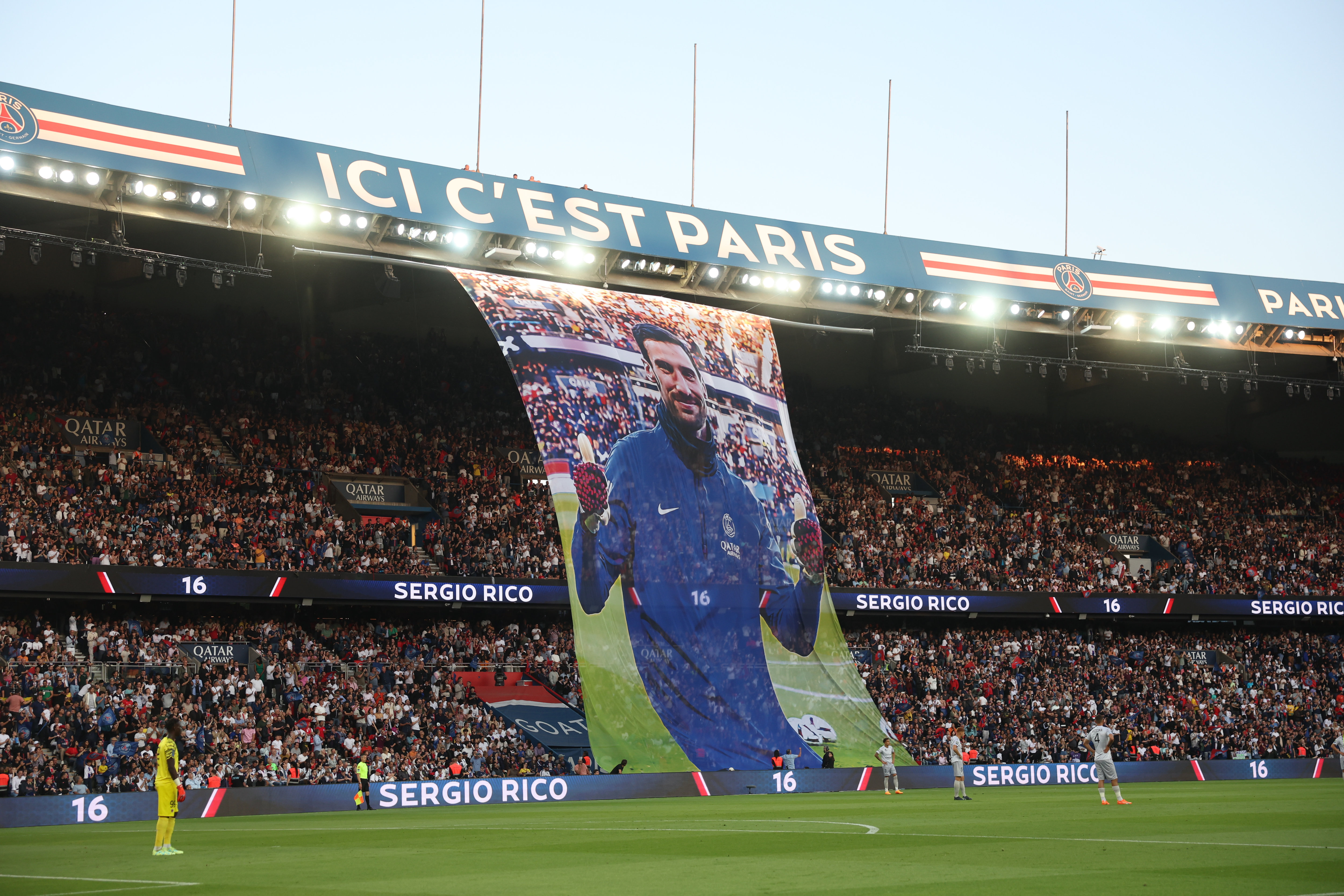 Le public du Parc des Princes a rendu hommage à Sergio Rico samedi lors du match contre Clermont. LP/Arnaud Journois