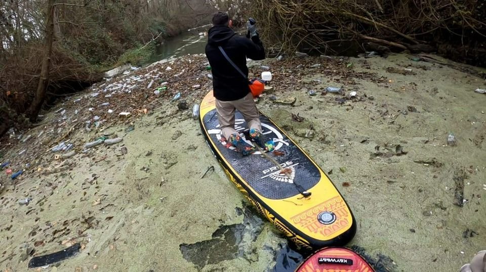 Guernes (Yvelines). L'association Un Mantois plus propre avait alerté fin 2021 sur l'existence de cette décharge flottante. DR