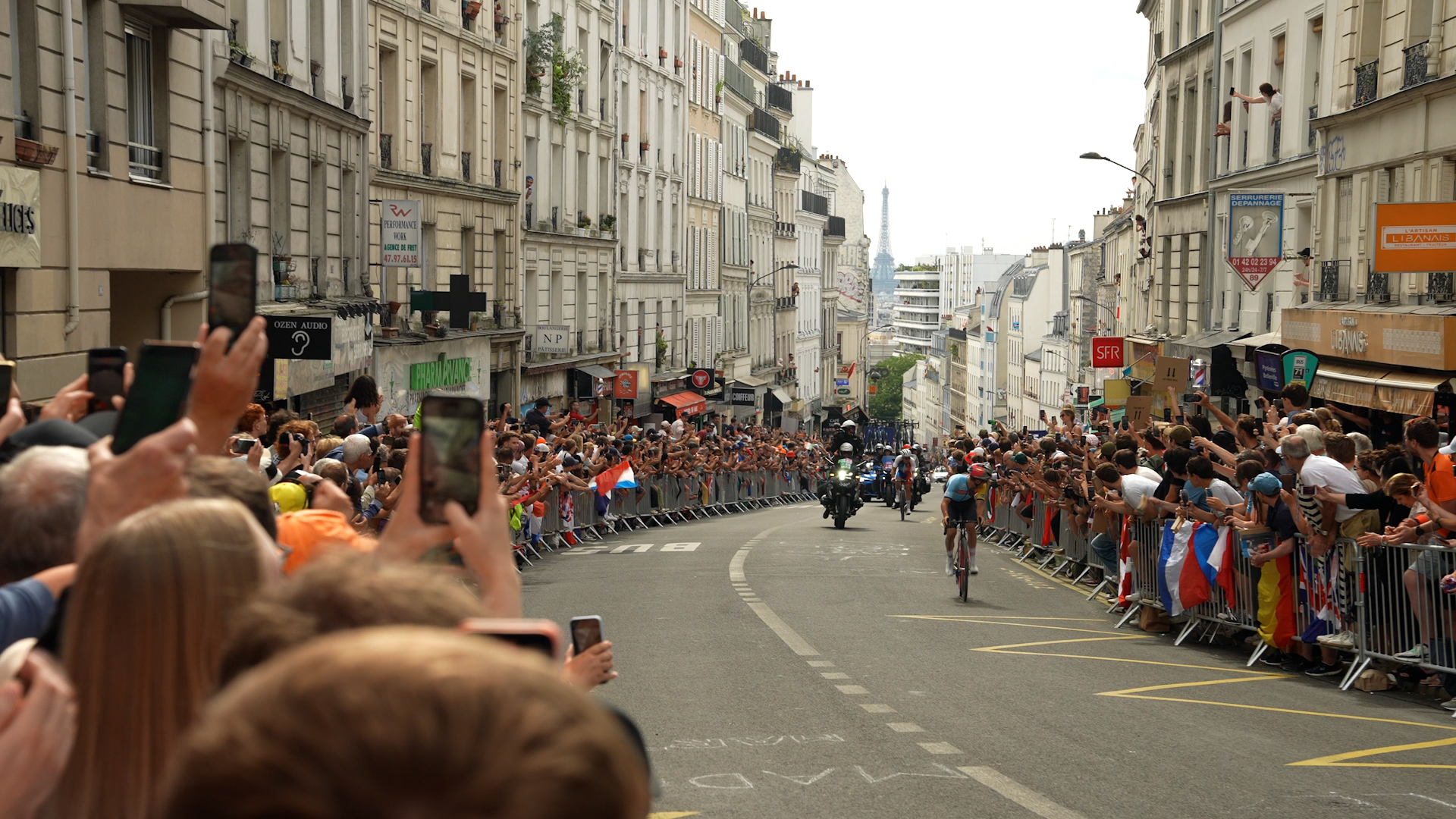 Le Belge Remco Evenepoel en pleine attaque contre le Français Valentin Madouas, rue de Belleville (Paris XIXe), où la course a basculé en sa faveur, le 3 août 2024