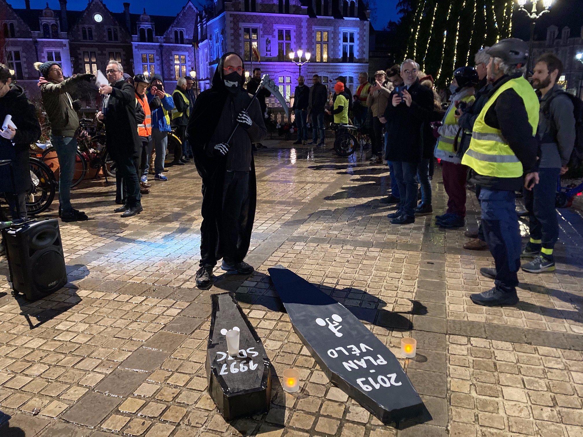 Avec ces funérailles symboliques, les associations veulent alerter la métropole orléanaise  sur le développement trop lent du réseau vélo. LP/Christine Berkovicius