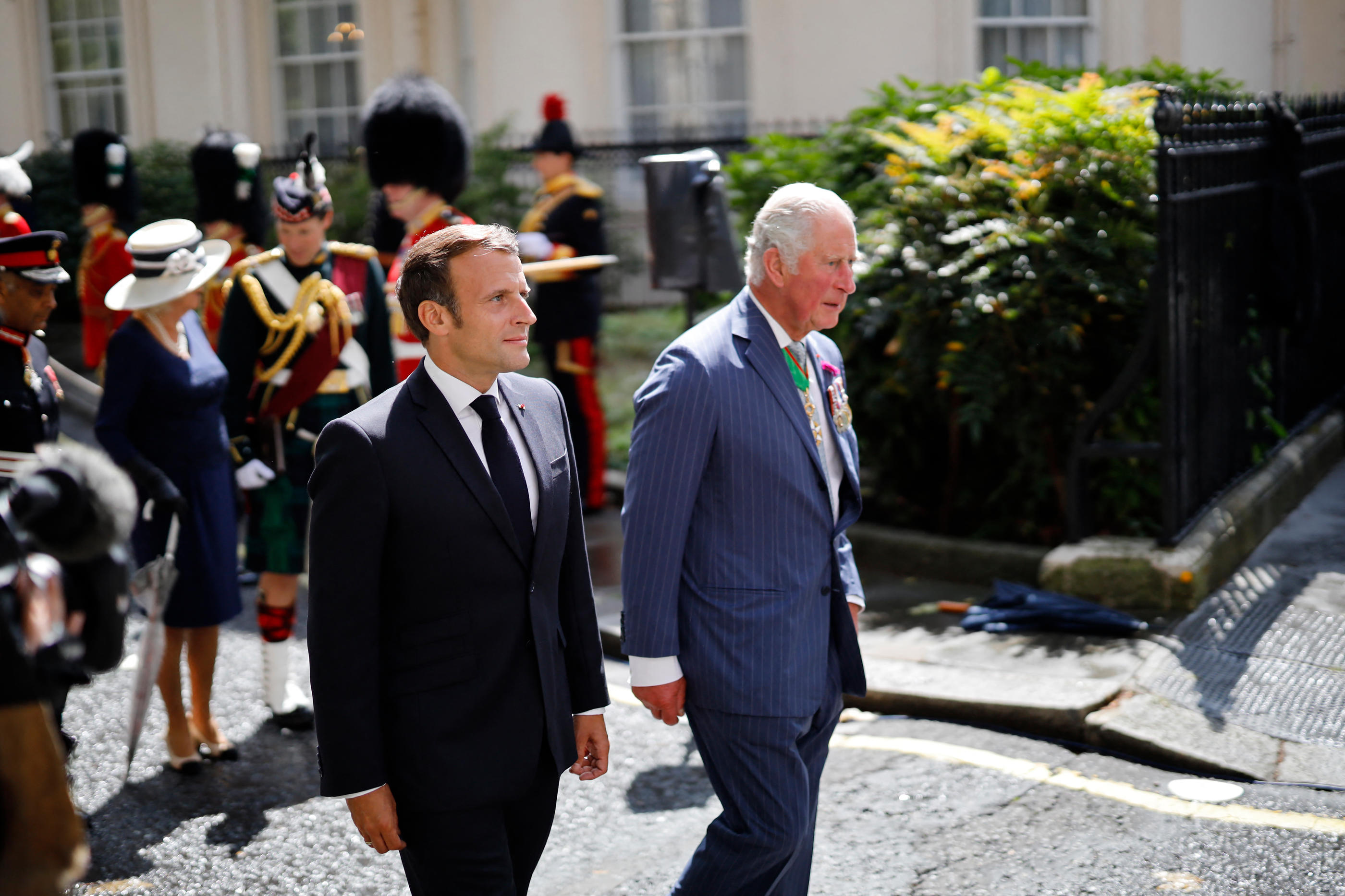 Charles III (ici au côté d’Emmanuel Macron à Londres en 2020) doit arriver à Paris dimanche soir et repartir mercredi. AFP/Tolga Akmen