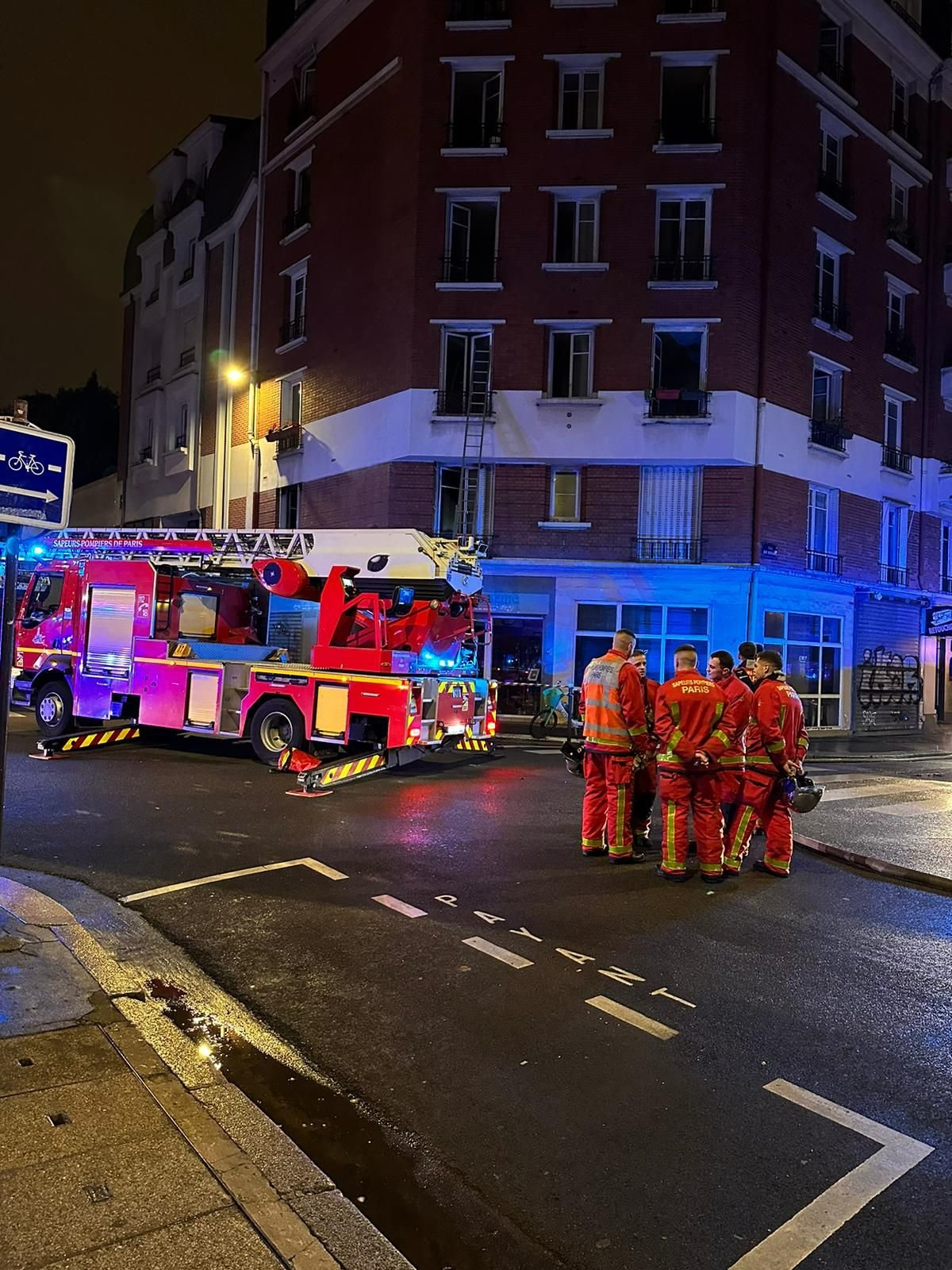 Un incendie s'est déclaré dans un immeuble de la rue de Pondichéry, à Paris. LP/Julien Baudot