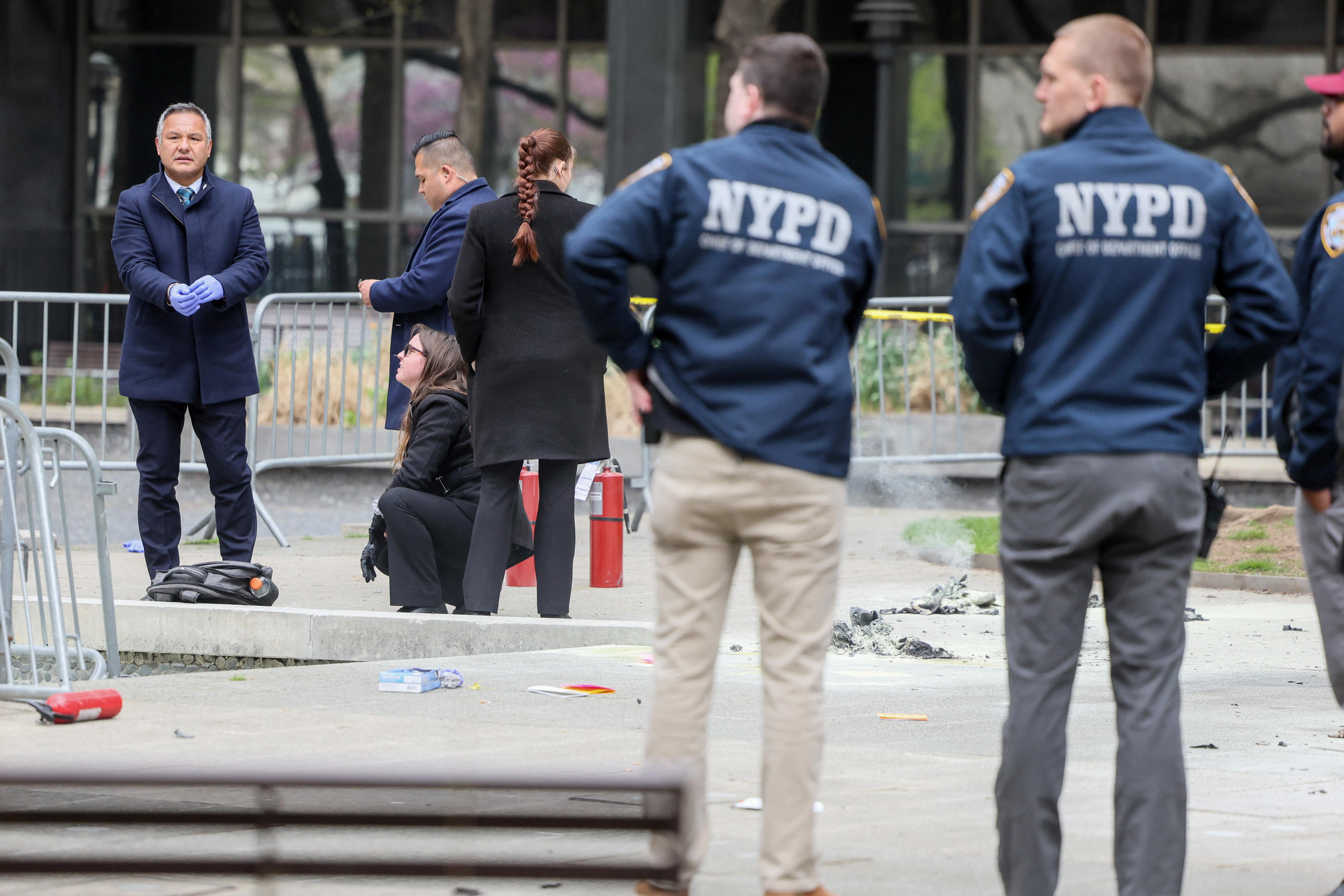 Un homme a tenté de s’immoler par le feu vendredi devant le tribunal de New York où est jugé l’ex-président Donald Trump. Reuters/Brendan McDermid