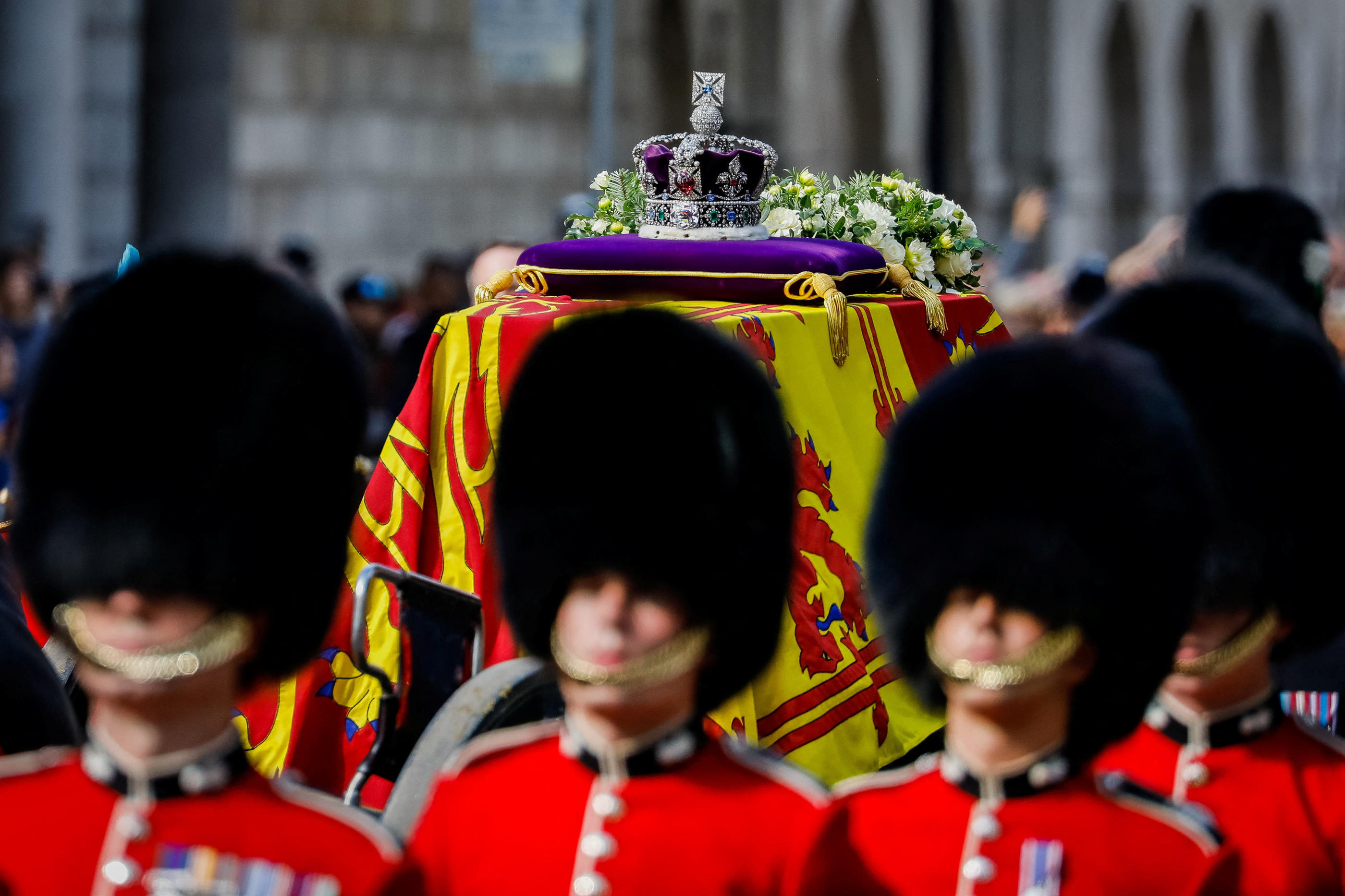 À 10h30 (11h30 en France), le cercueil de la souveraine, monté sur un affût de canon, sera conduit dans l’abbaye de Westminster. Reuters/Tristan Fewings