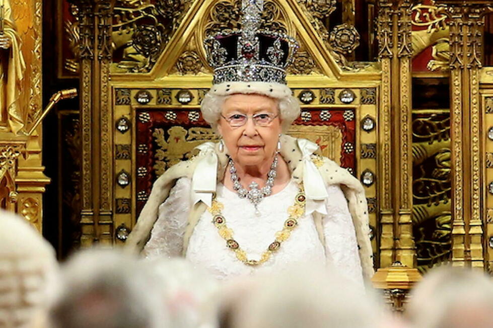 Poupée Mannequin Queen Elizabeth II - 70e Anniversaire - 29 Cm