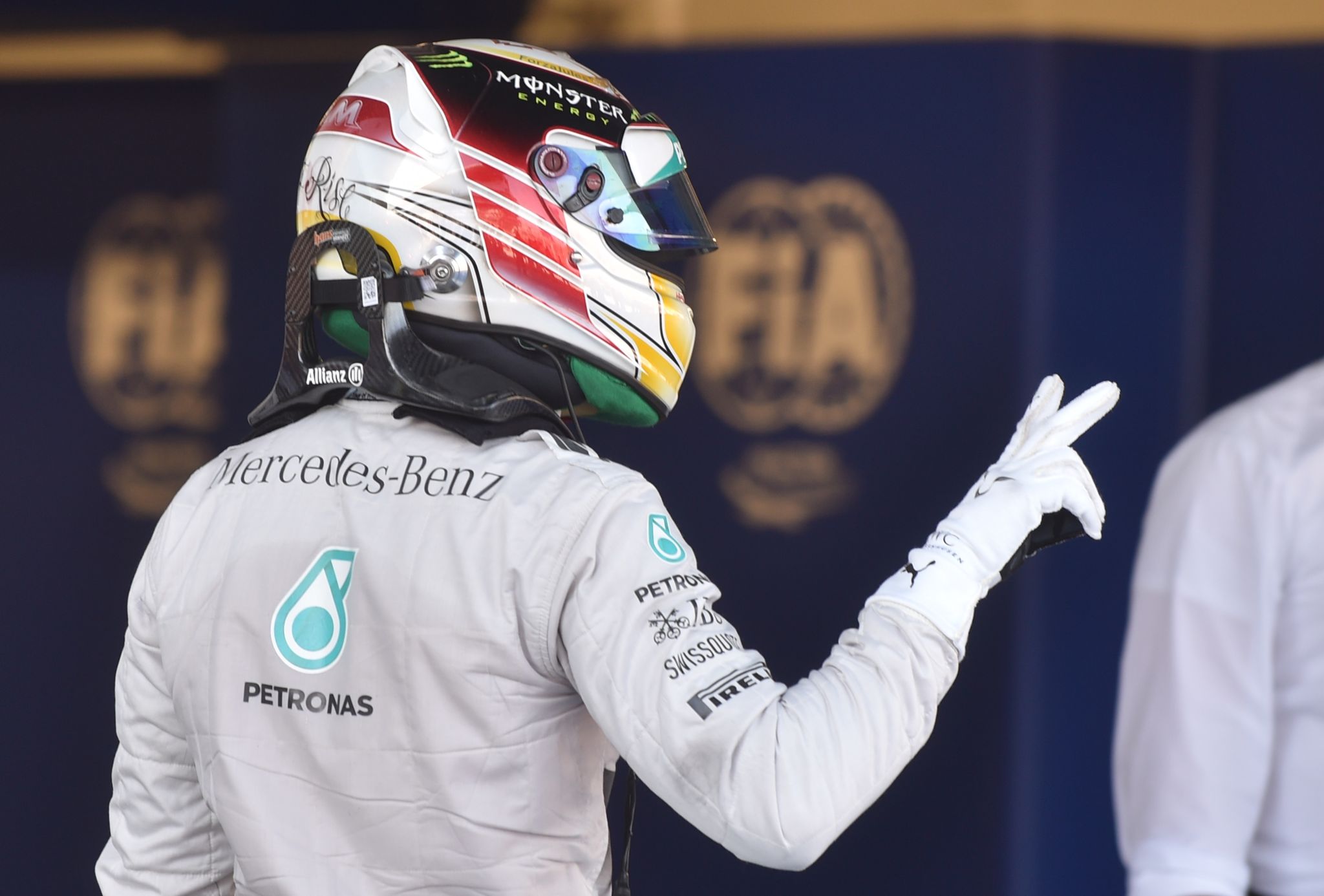 Hamilton se moque d'Alonso avec une casquette Mercedes signée.