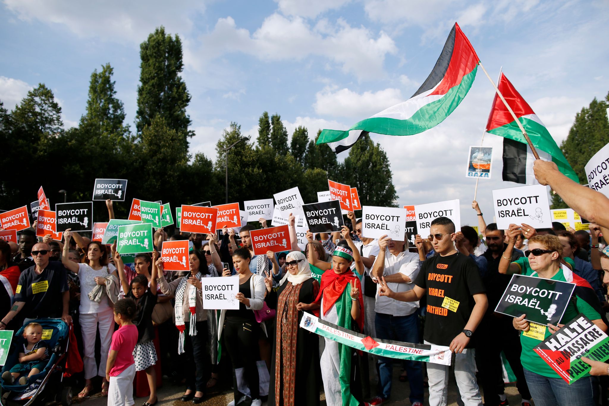 Ils veulent vider la Palestine” : à Paris, les visages pluriels de la cause  palestinienne défilent