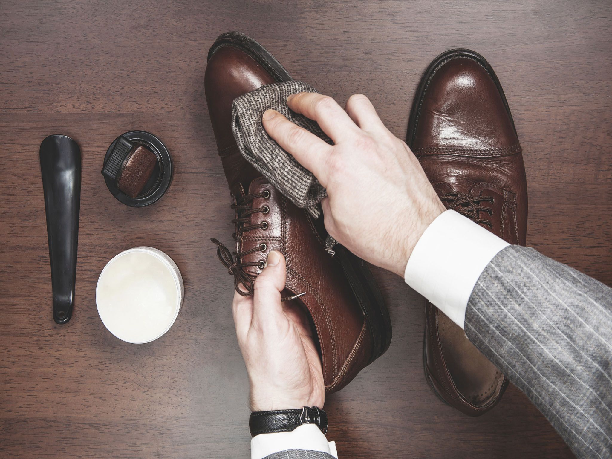 Comment faire briller vos chaussures sans cirage – L'Express