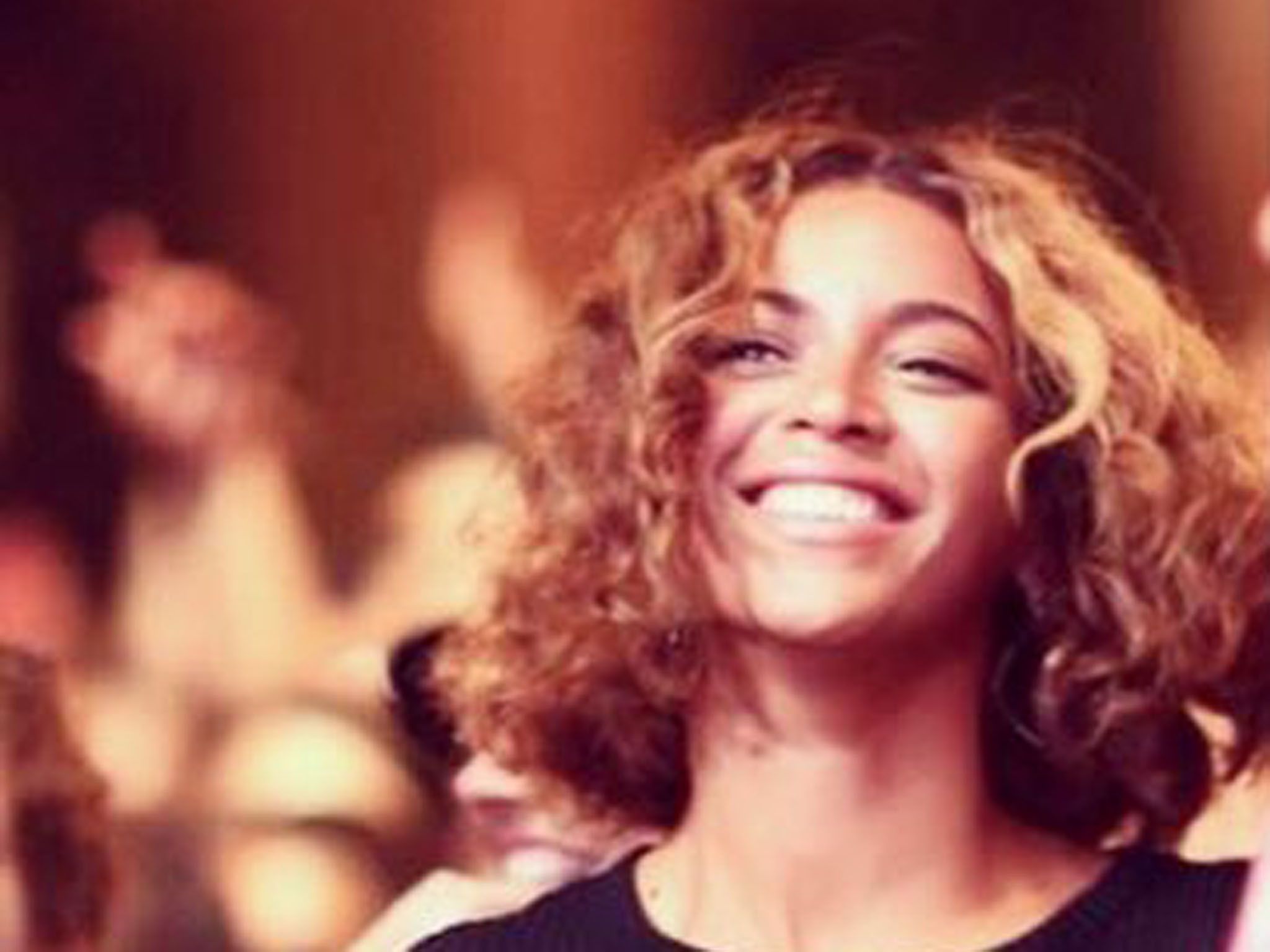 Beyoncé Cheveux Bruns Bouclés Beyoncé : Son évolution Beauté