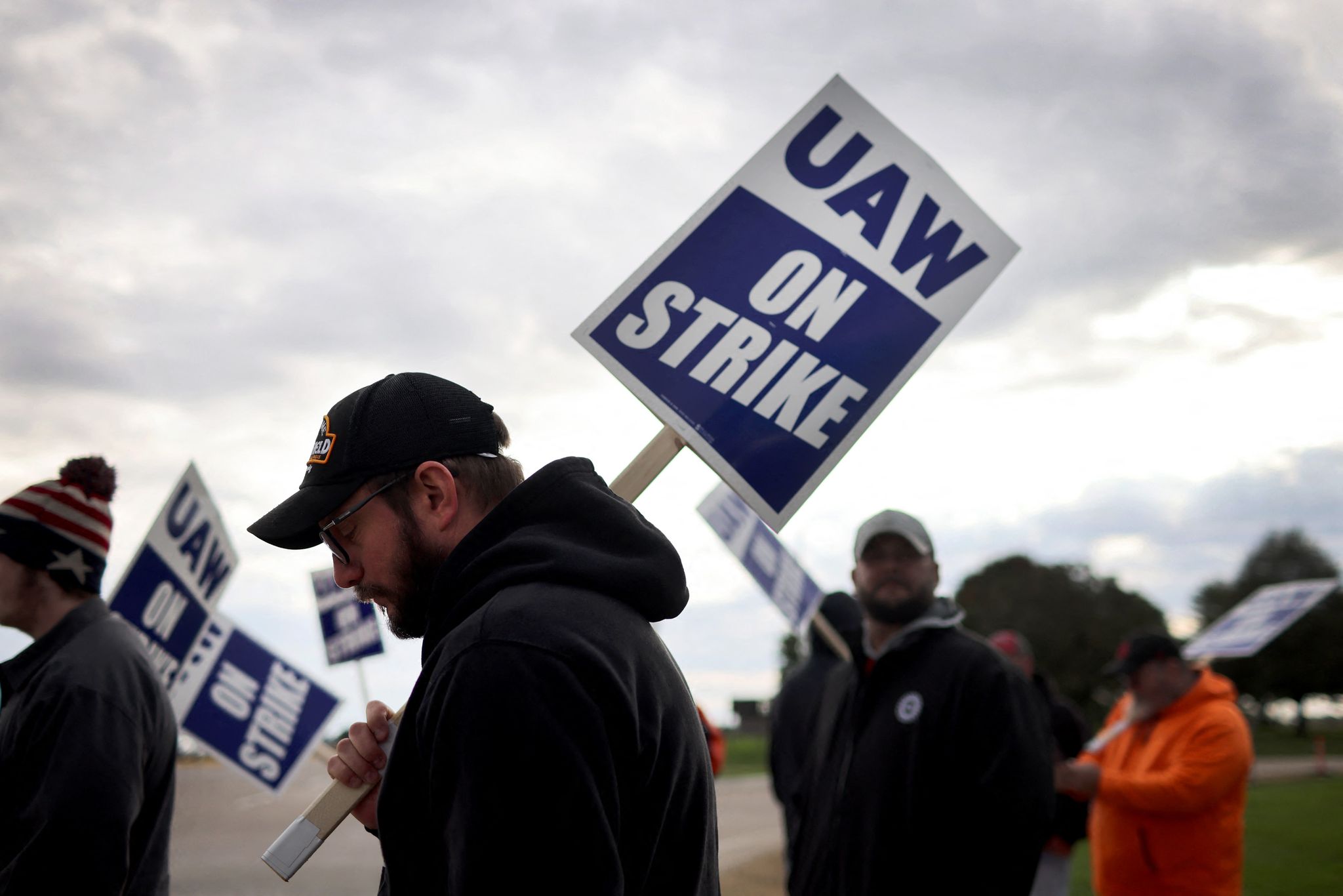 Nouvelle vague de grèves et de manifestations Make  Pay à