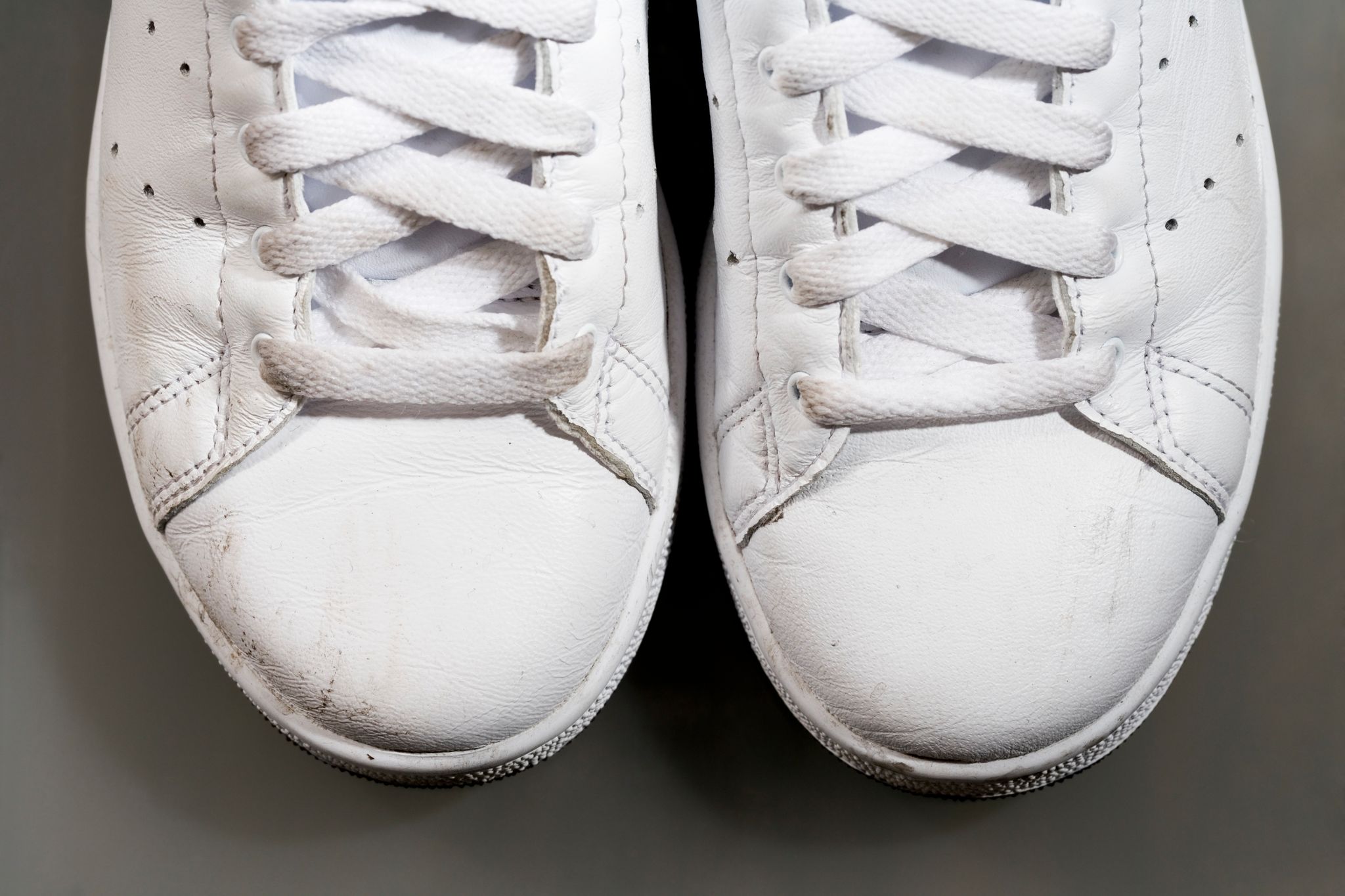 Comment bien nettoyer ses baskets blanches en cuir ? Tuto Vidéo