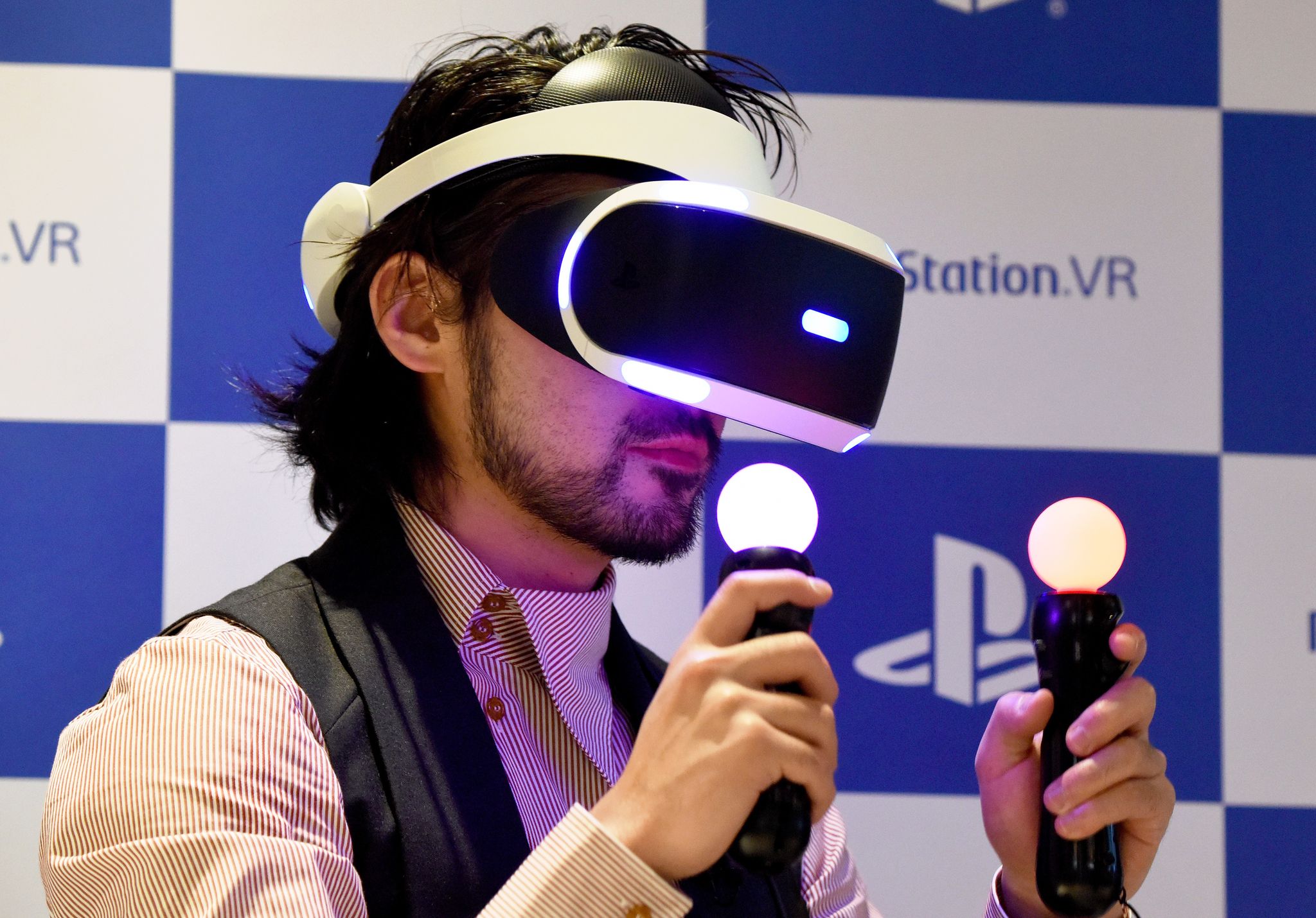 Sony: 1 million de casques réalité virtuelle vendus, extension des  contenus multimédias – L'Express