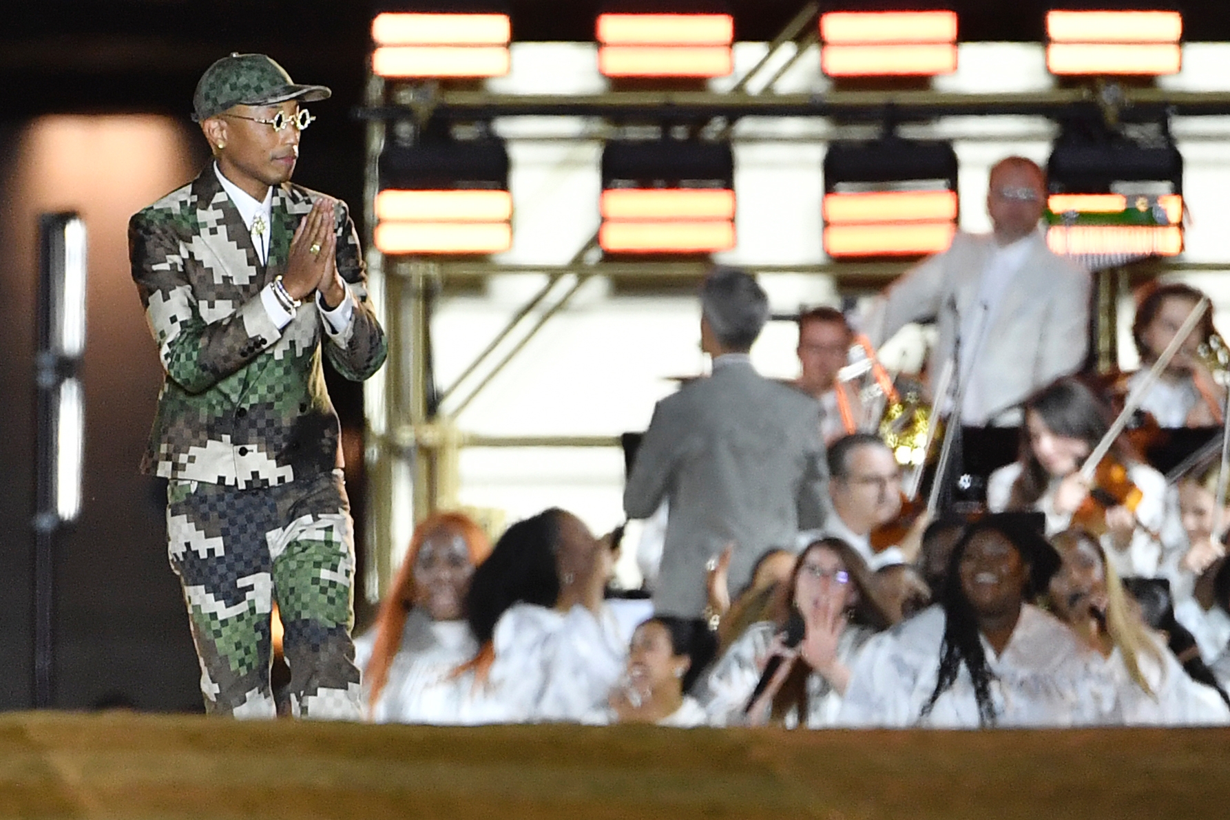 Esthétique militaire et damier pour la première de Pharrell