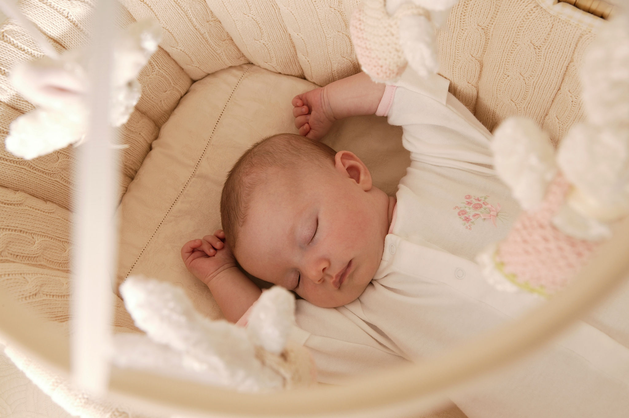 Люлька сон. Кроватка для новорожденного. Колыбель для детей. Новорожденный ребенок в кроватке. Спящий малыш в колыбели.