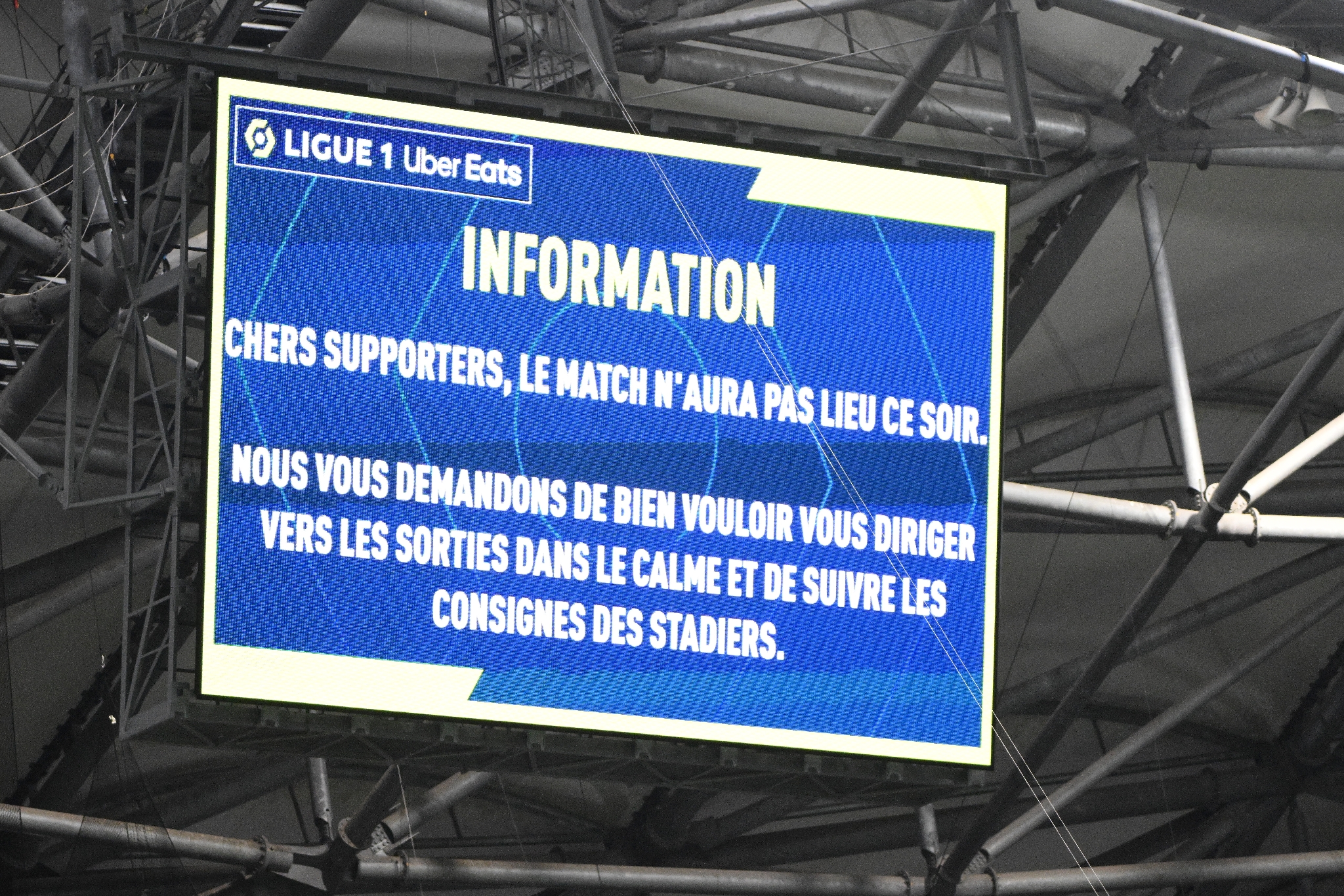 Marseille x Lyon é cancelado após ataque a ônibus e treinador gravemente  ferido 