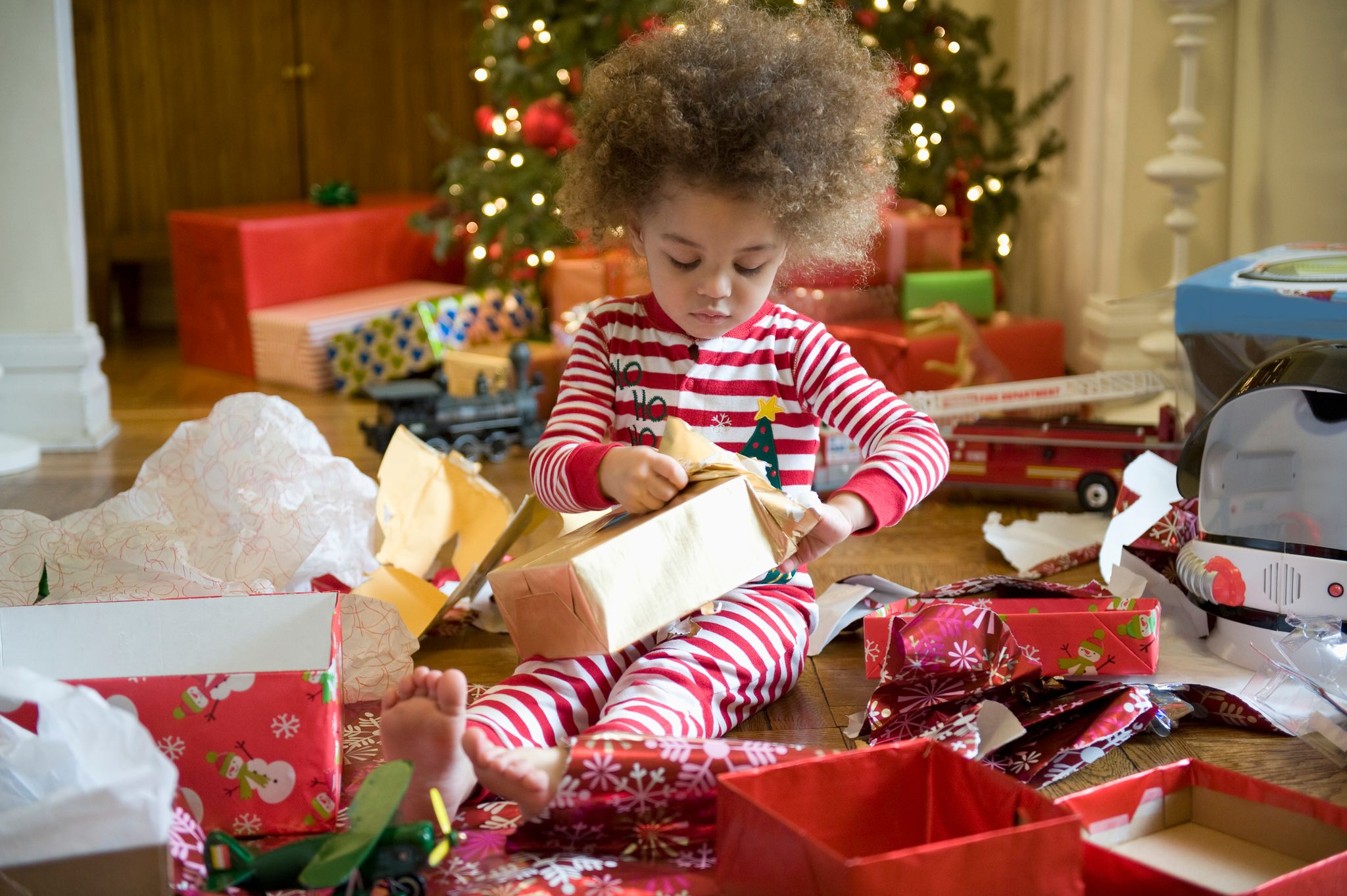 Famille Du Nouvel an Avec Cadeau De Noël Présent Devant Le Sapin