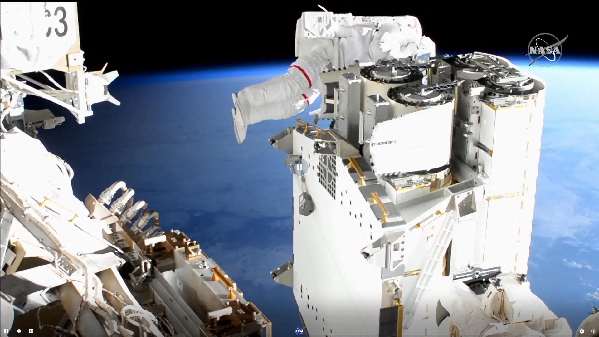 Sortie dans l'espace réussie pour deux astronautes de l'ISS - Sciences et  Avenir