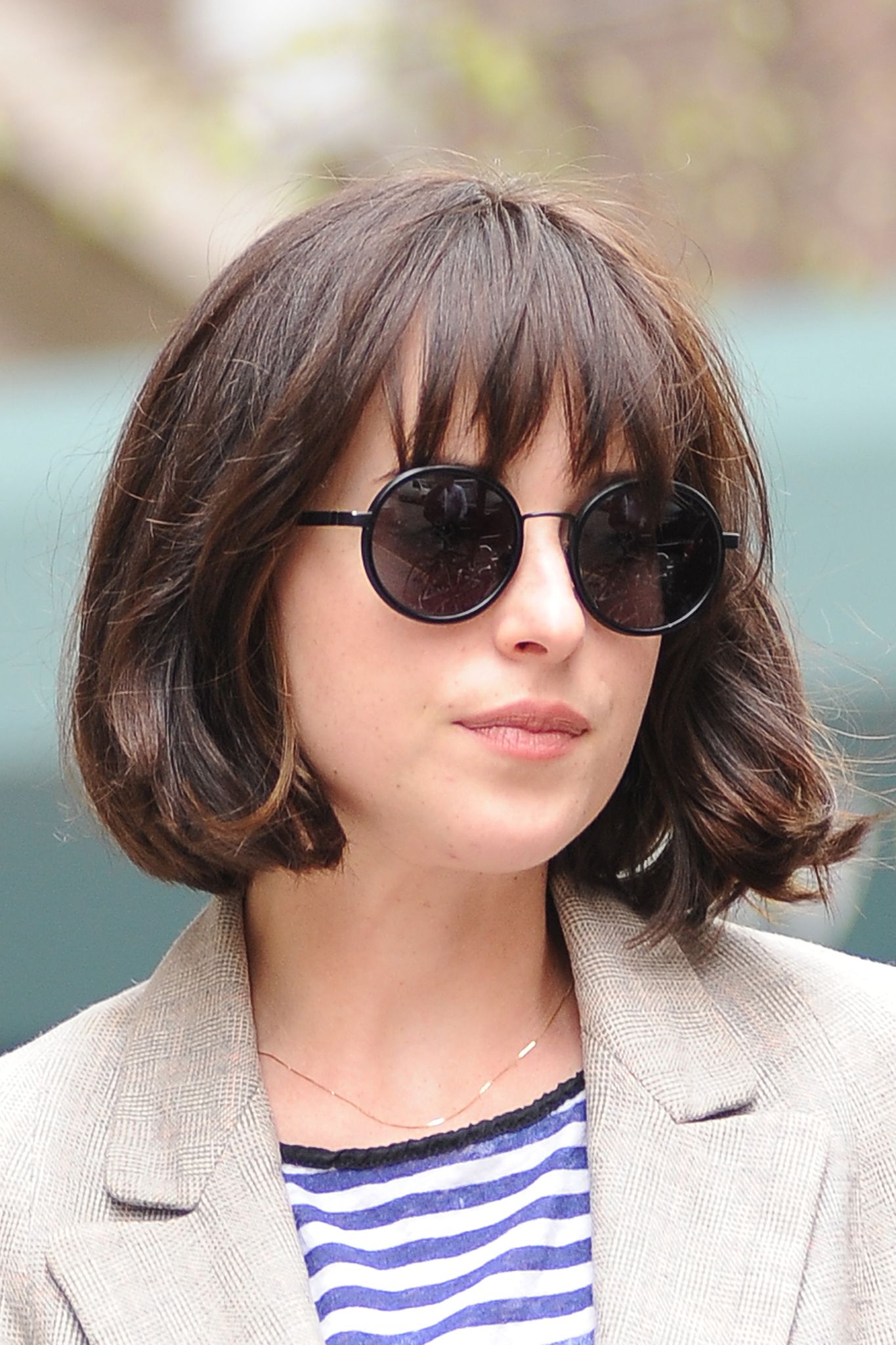 Coupe Au Carré Avec Frange Et Lunettes EN IMAGES. Emilia Clarke alias Khaleesi de Game of Thrones passe au carré -  L'Express