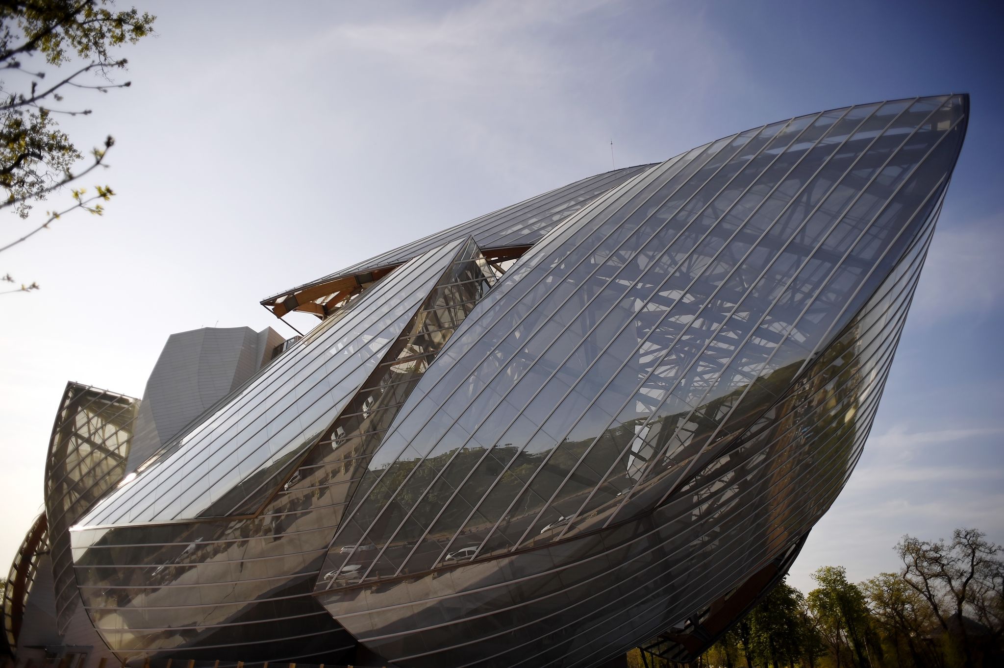 Fondation Louis Vuitton galerie dart contemporain à Paris Larchitecture  de verre et dacier moderne par larchitecte Frank Gehry Photo Stock  Alamy