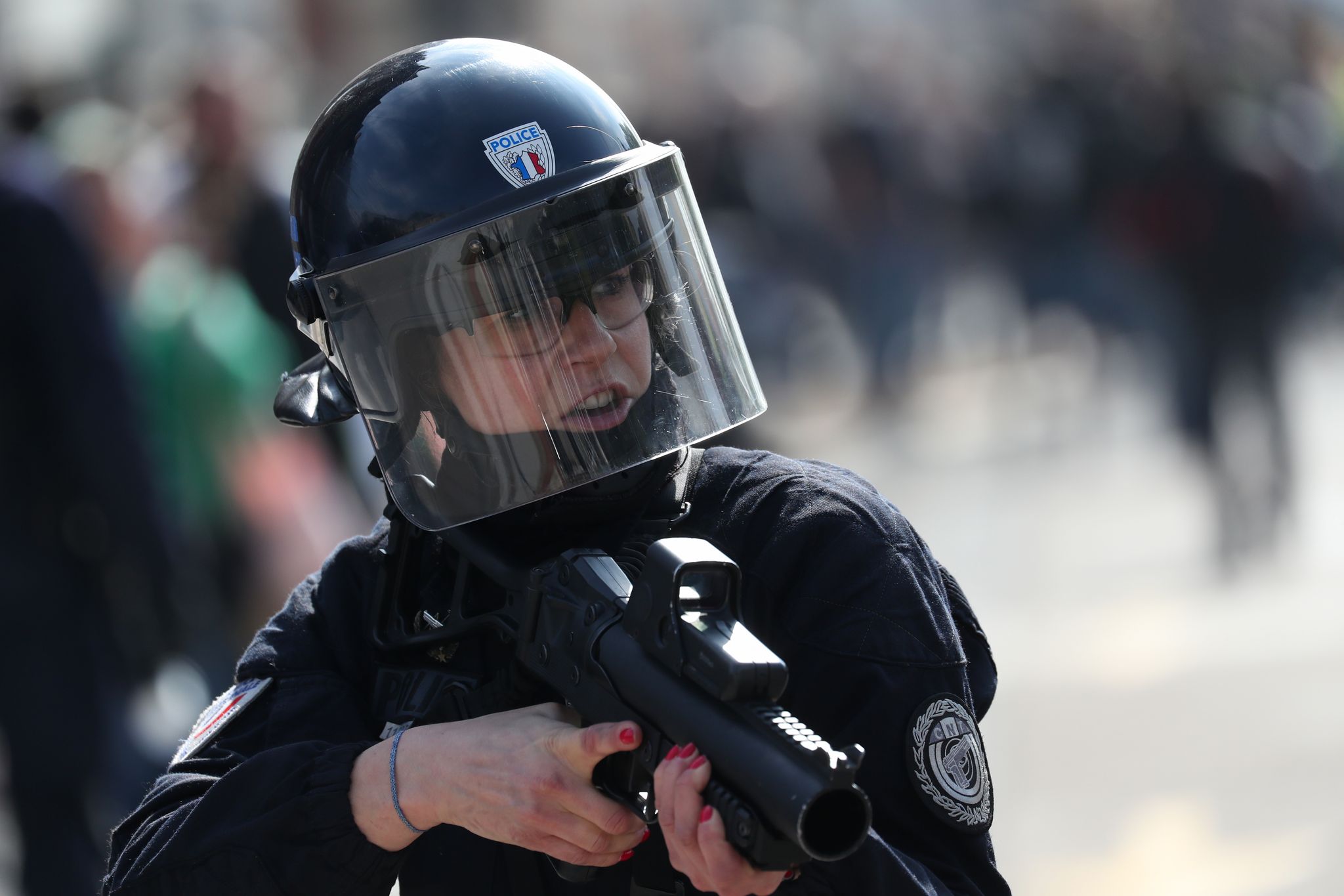 Flash-Ball : «J'ai vu un policier me viser avec son arme» – Libération