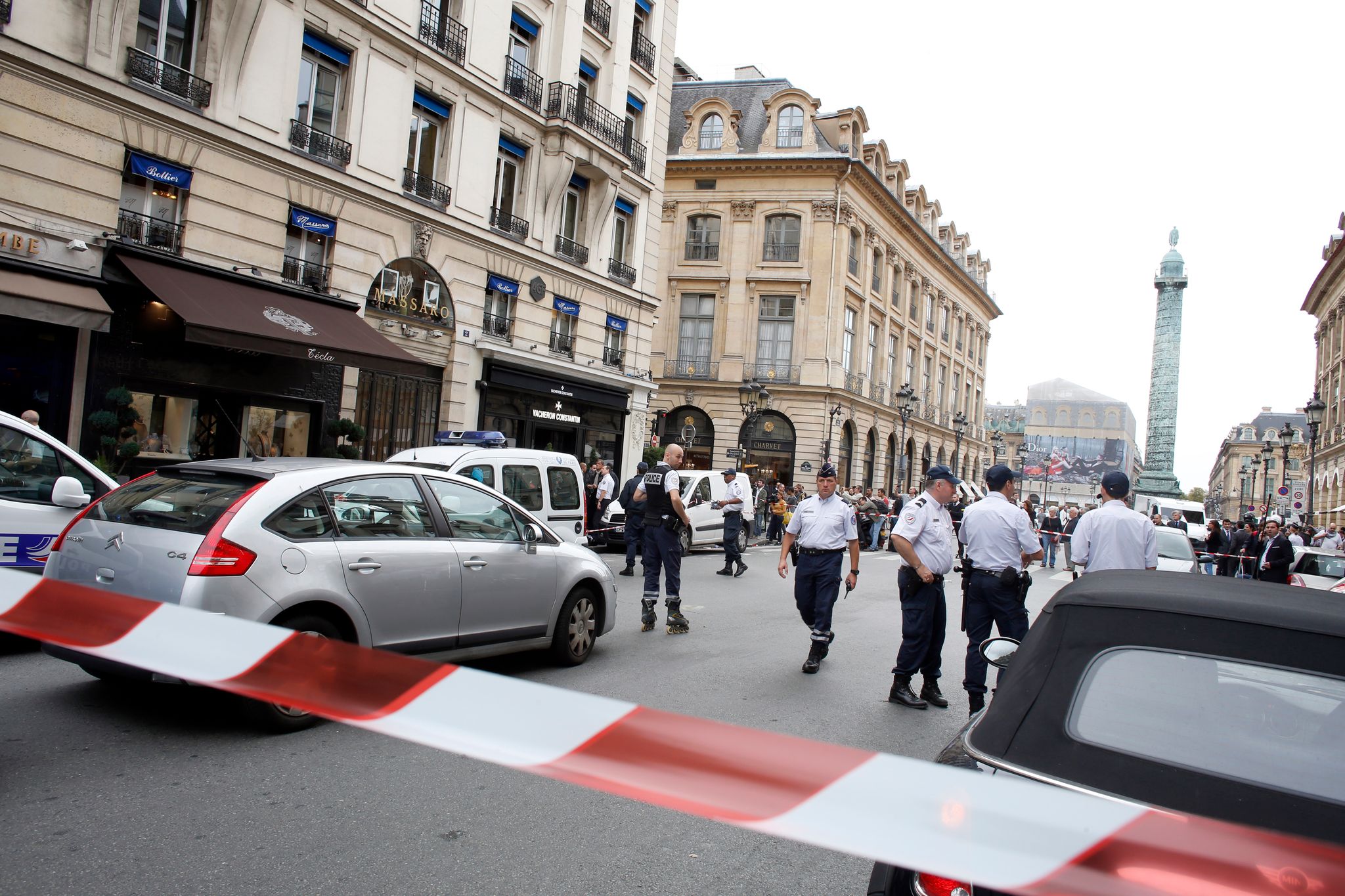 La Place Vend me vitrine du luxe et des vols main arm e L Express