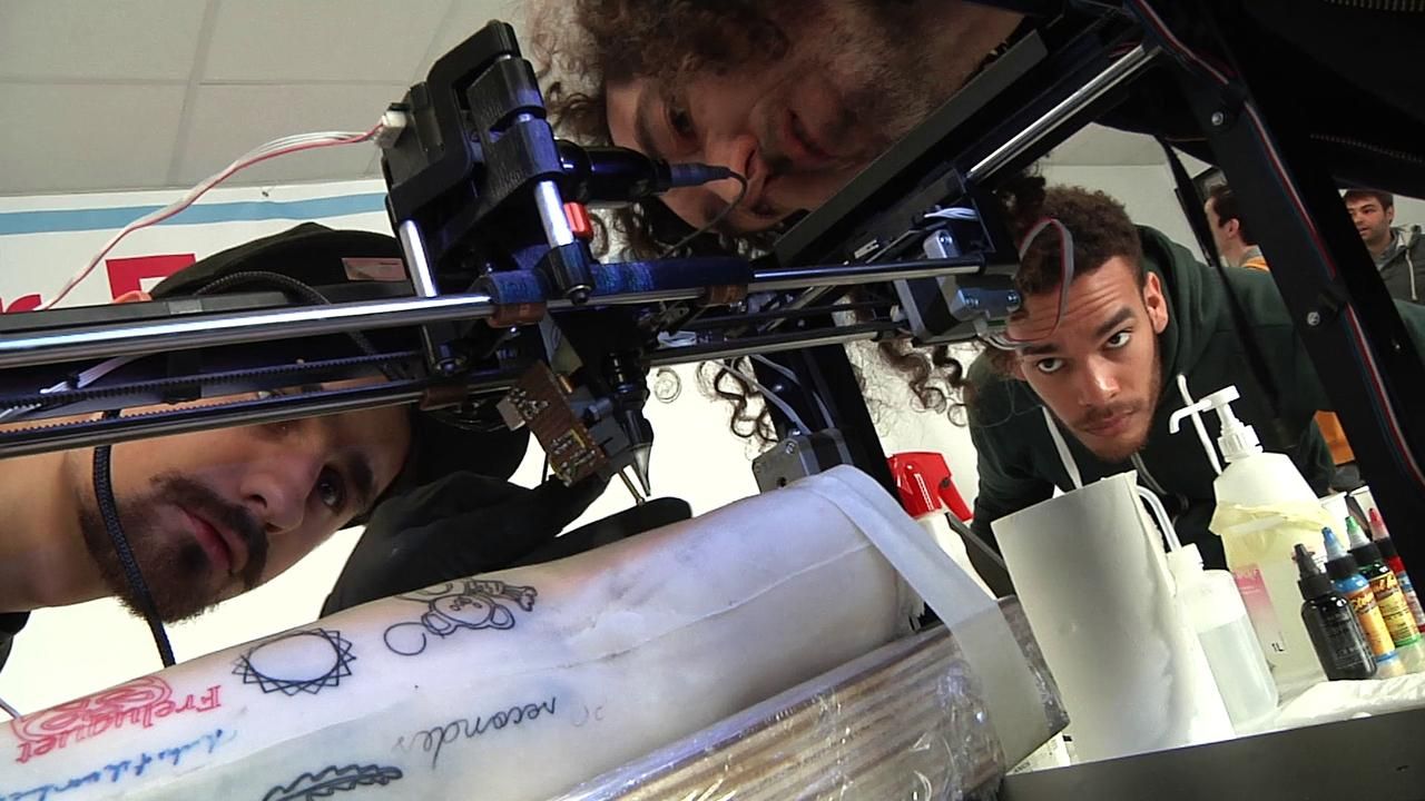 Vidéo : à la rencontre de la première imprimante 3D qui tatoue