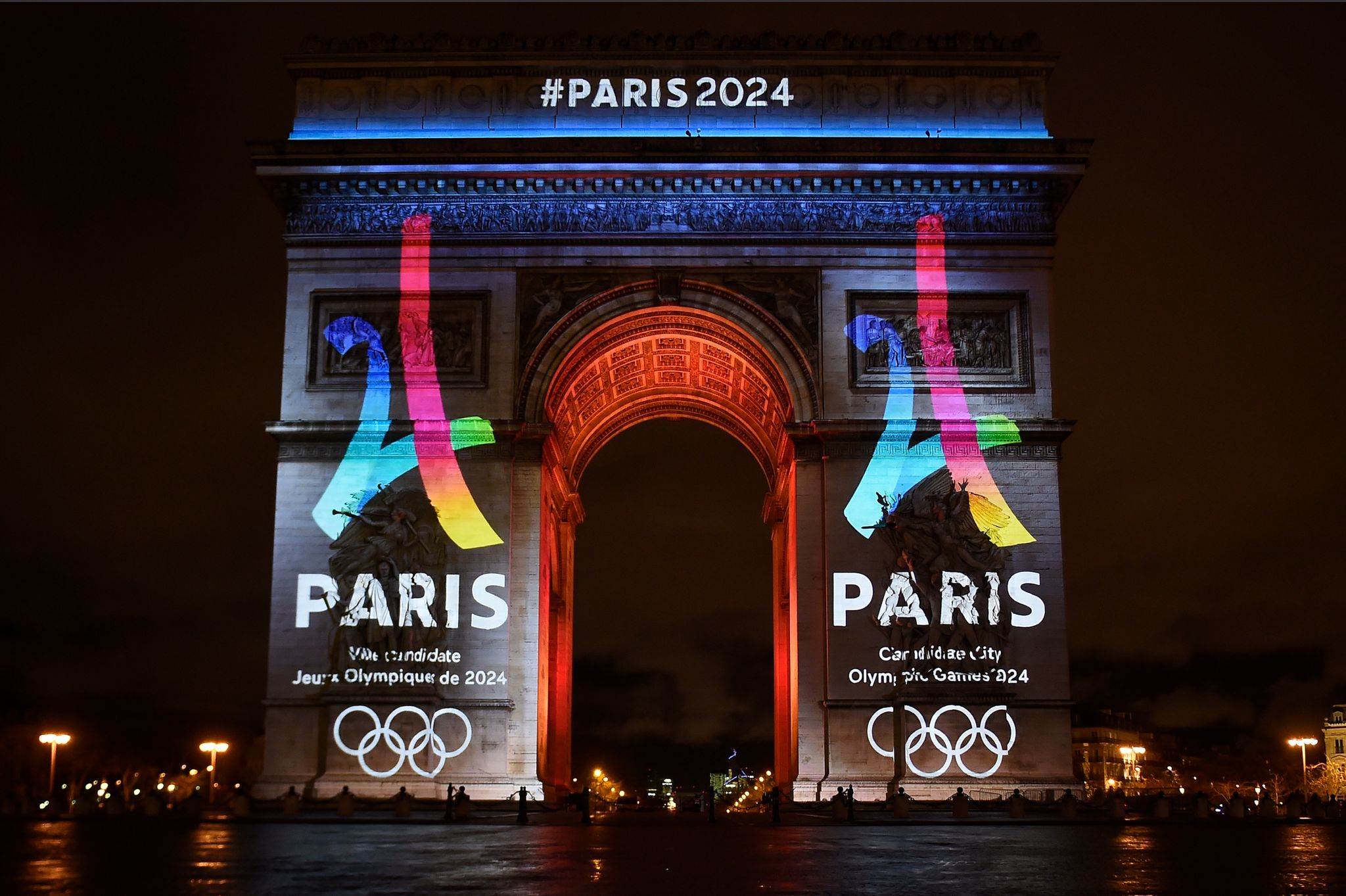 Les anneaux olympiques dévoilés devant la Tour Eiffel pour fêter les J.O.  2024 - Vidéo Dailymotion