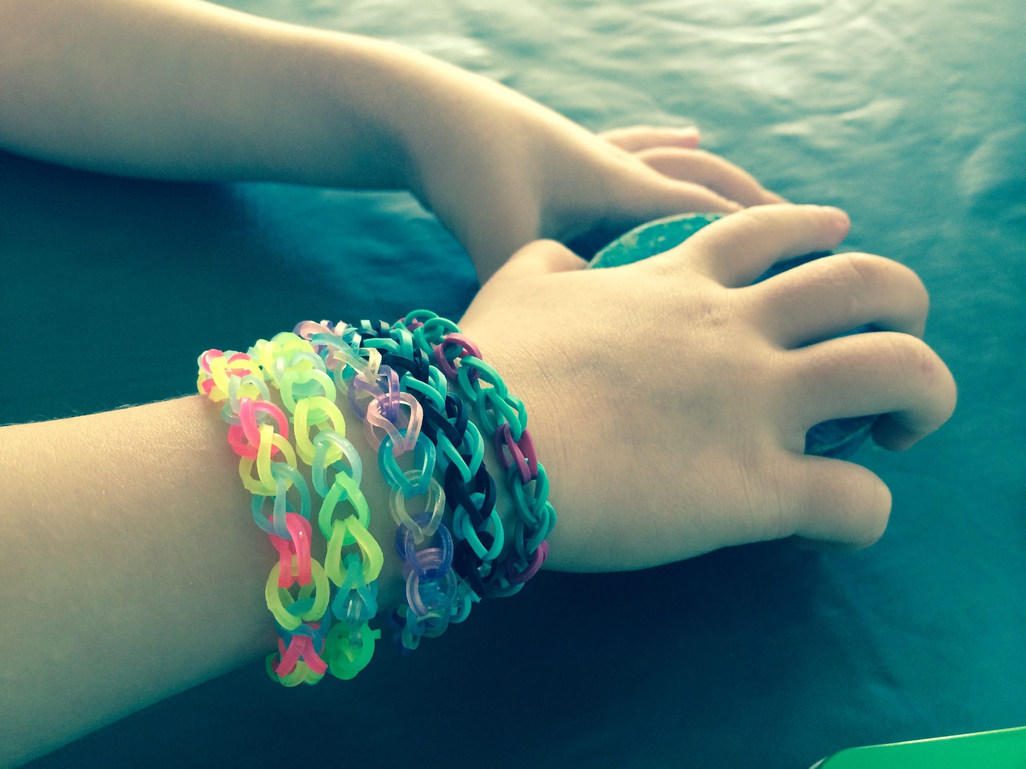 Les bracelets multicolores Rainbow Loom envahissent les cours de