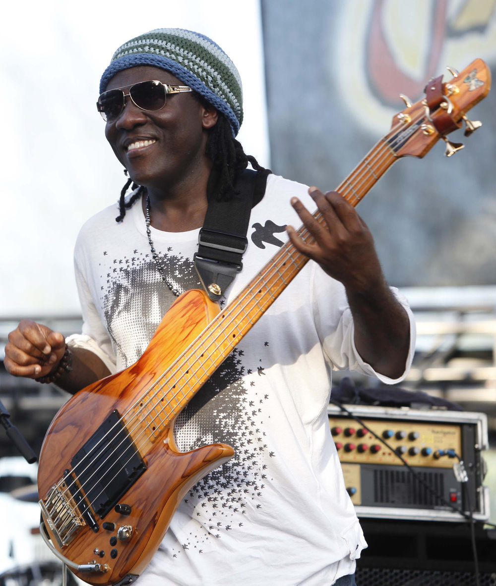 A Quoi Servent Les Oreillettes Des Chanteurs Richard Bona: ses 4 indices pour repérer le playback - L'Express