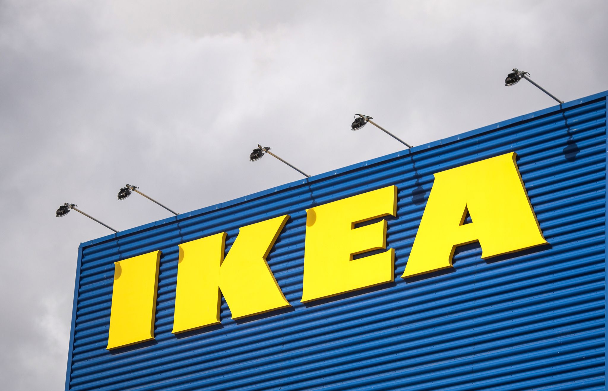 La réponse ironique d'Ikea au fameux sac bleu Balenciaga - La Libre