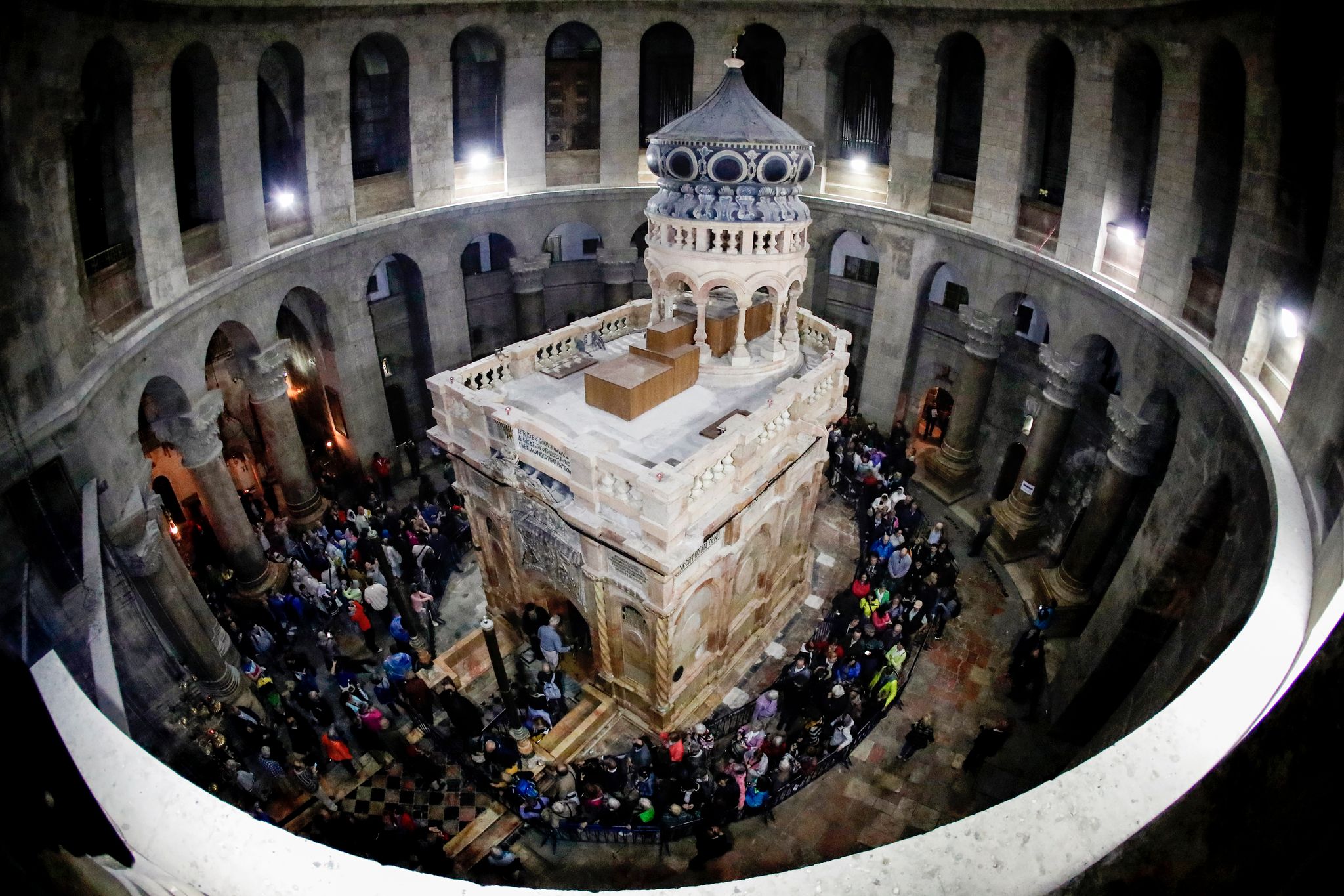 Le tombeau du Christ dévoile ses nouvelles couleurs à Jérusalem – L'Express