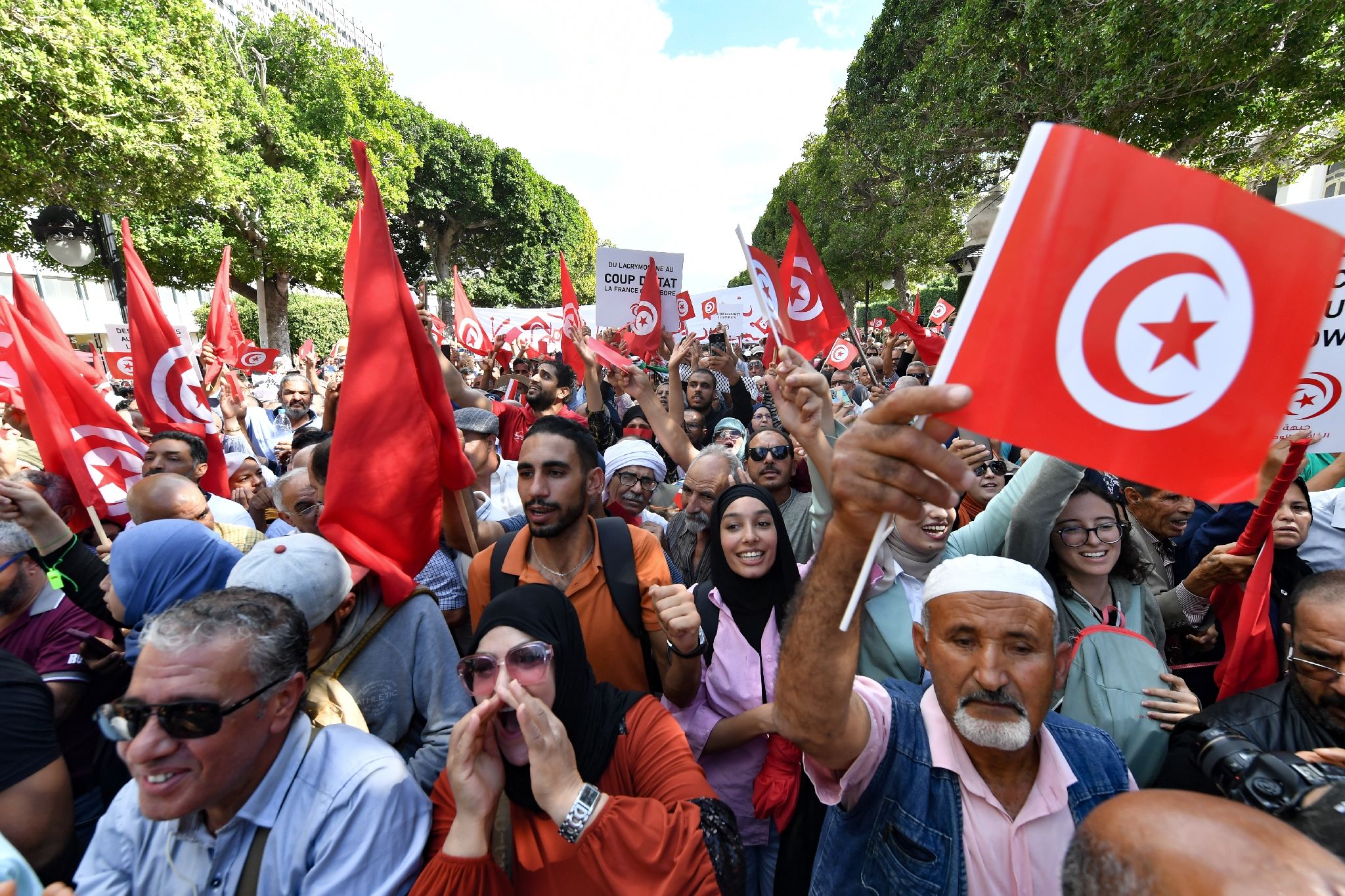 Tunisie: des manifestants contre le coup d'Etat du président