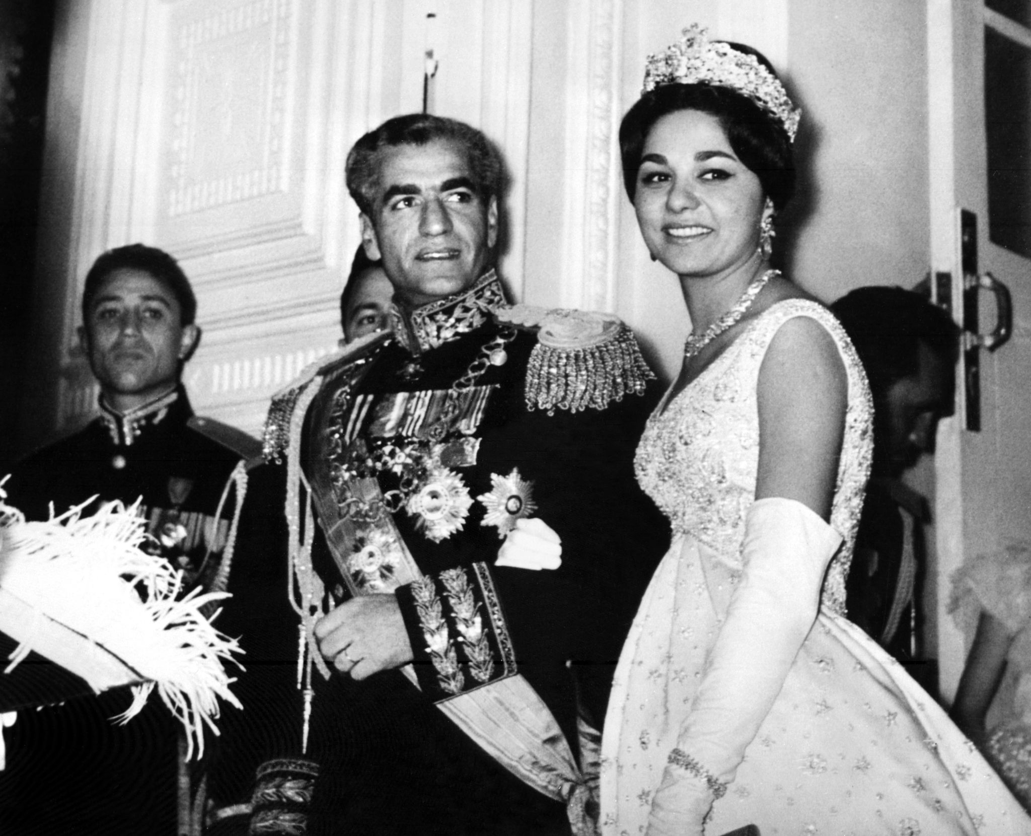 Le Shah Mohammad Reza Pahlavi et son épouse lors d'une cérémonie officielle