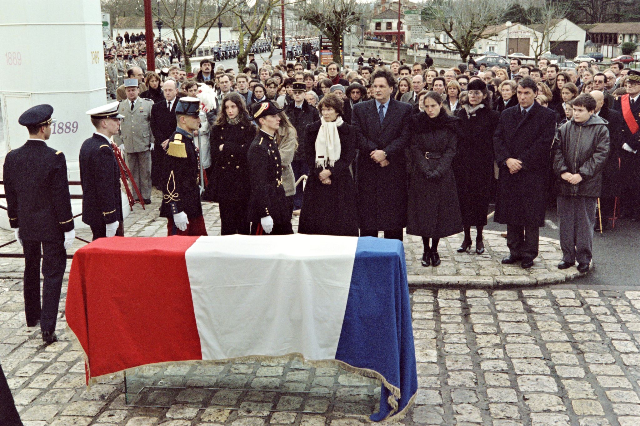 Aux obsèques de Mitterrand en 1996, les deux familles étaient réunies –  LExpress