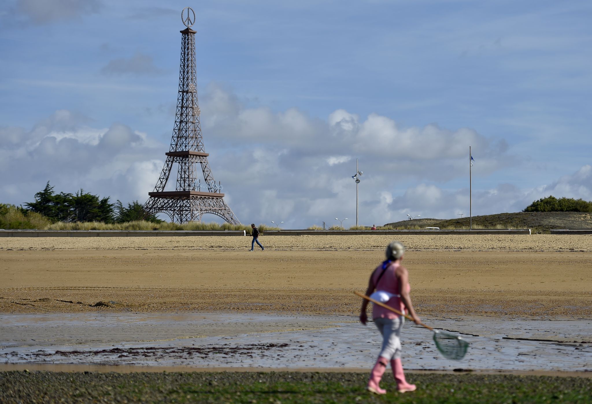 Vendée: une réplique de la Tour Eiffel booste l'économie locale 