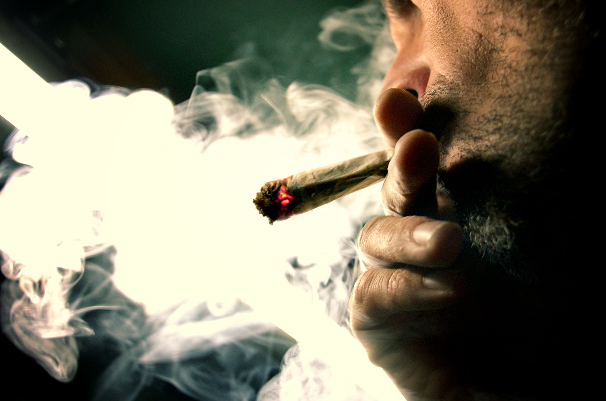 Cannabis : les fumeurs sont jeunes, diplômés, urbains, CSP+, et ce sont eux  qui sont le plus favorables à une réforme