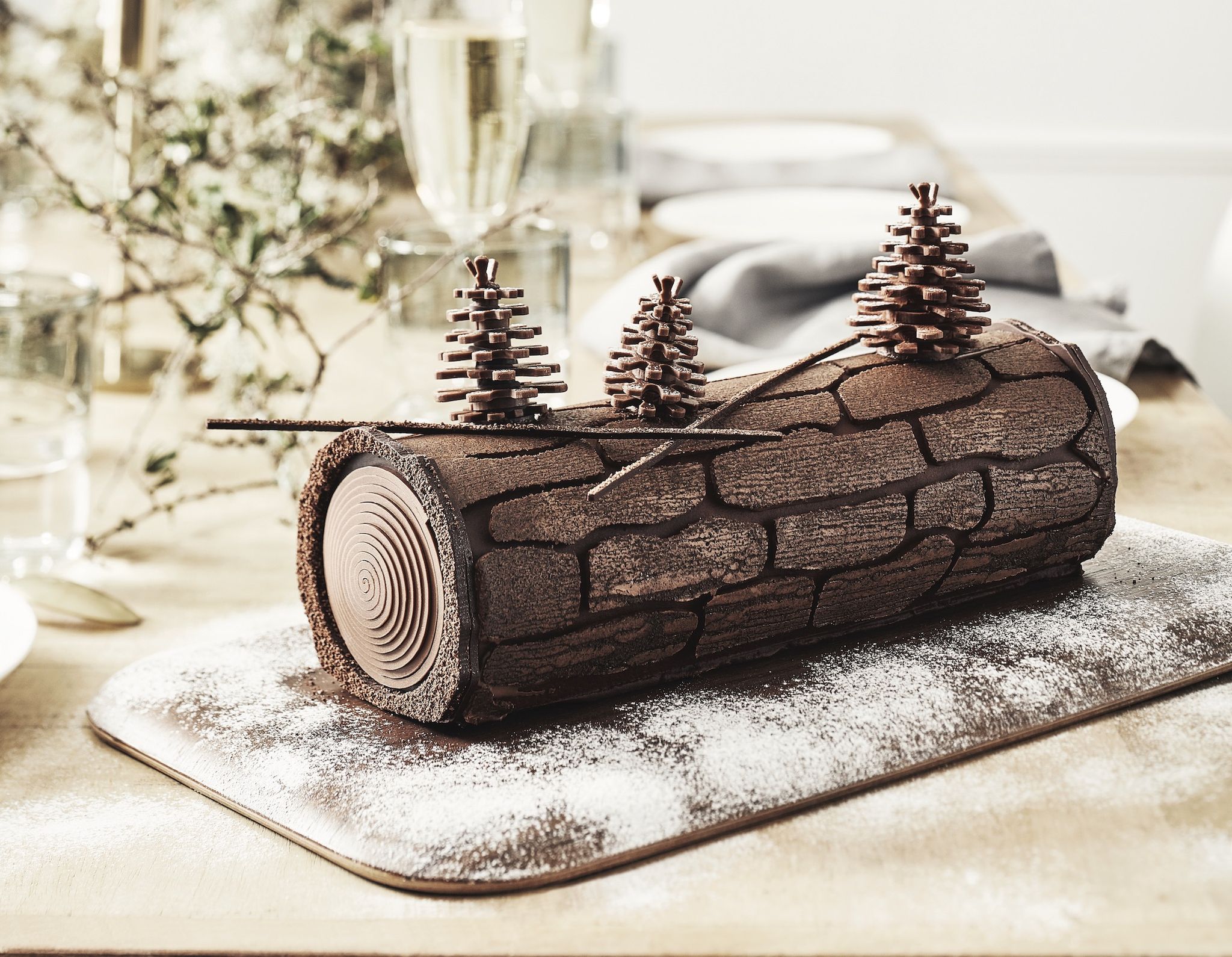 Bûche de Noël au chocolat et son insert framboise - La recette avec photos  - Meilleur du Chef