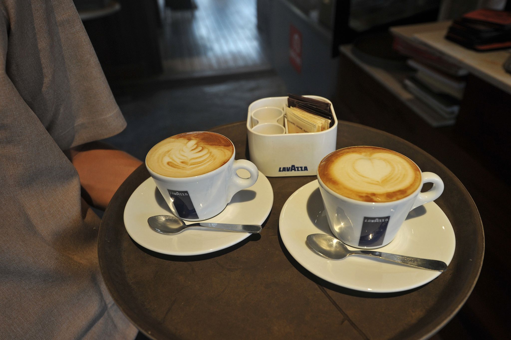 chaud boisson fabricant ou café machine là sont beaucoup délicieux chaud  les menus à choisir depuis, comprenant cappuccino, moka, latté, chocolat,  noir café, Lait thé, facile à brasser avec juste une presse