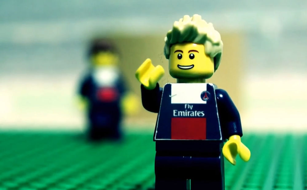 Ce jeune anglais de dix ans reproduit des stades en Lego: le